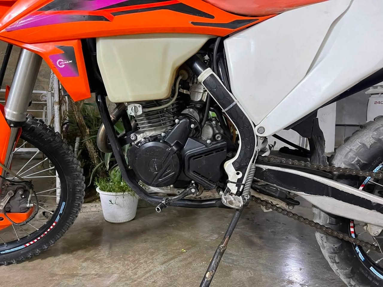 Ktm 250 yb 4 walf 2024
شتی نمونەو جوان بێ عەیب تایە بۆ تایە بەشەرت
مەسرەفی بەس تایەی دوایەتی زەعیفە 
یەك دینار مەسرەفی نیە بەس لێخوڕە
لە كەلارم كێیش ویستی لە خزمەتیام جەرەسكا

***********
