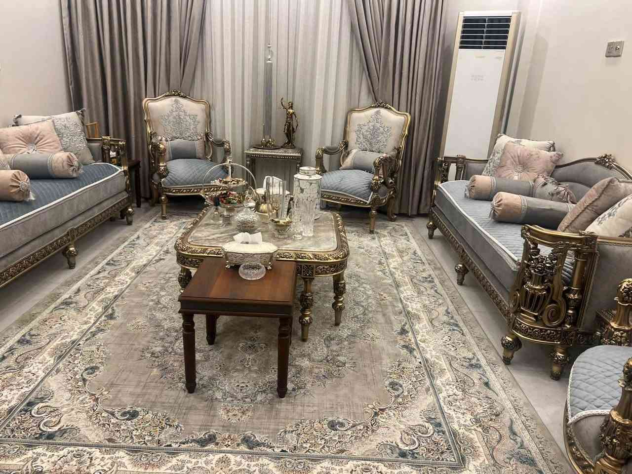 🏢✨ شقة للبيع في مجمع الرفاه السكني – البلديات ✨🏢

📐 المساحة: 160 م² – الطابق سادس
🛋️ التصميم: 3 غرف نوم + صالة + مطبخ + صحيات عدد (2) + 3 بلكونات
🆕 الحالة: استلام جديد ✔️ جاهزة للسكن

🔹 مزايا الشقة:
 • 🪞 مطبخ كامل + ديكورات عصرية + إنارة ظاهرية ومخفية
 • ❄️ نظام تبريد سبلت في كل غرفة
 • 🔥 نظام غاز أنابيب + إنذار حريق
 • 🚗 موقف سيارة خاص
 • ⚡ كهرباء 24 ساعة
 • 🛗 مصعدين حديثة في العمارة
 • 🛡️ نظام أمني متكامل
 • 🏢 4 شقق فقط في كل طابق لراحة أكثر

💰 السعر: 290 مليون دينار
📆 الدفع: بنظام أقساط ميسرة لمدة 7 سنوات
📜 سند طابو رسمي

📞 للاستفسار: ***********
