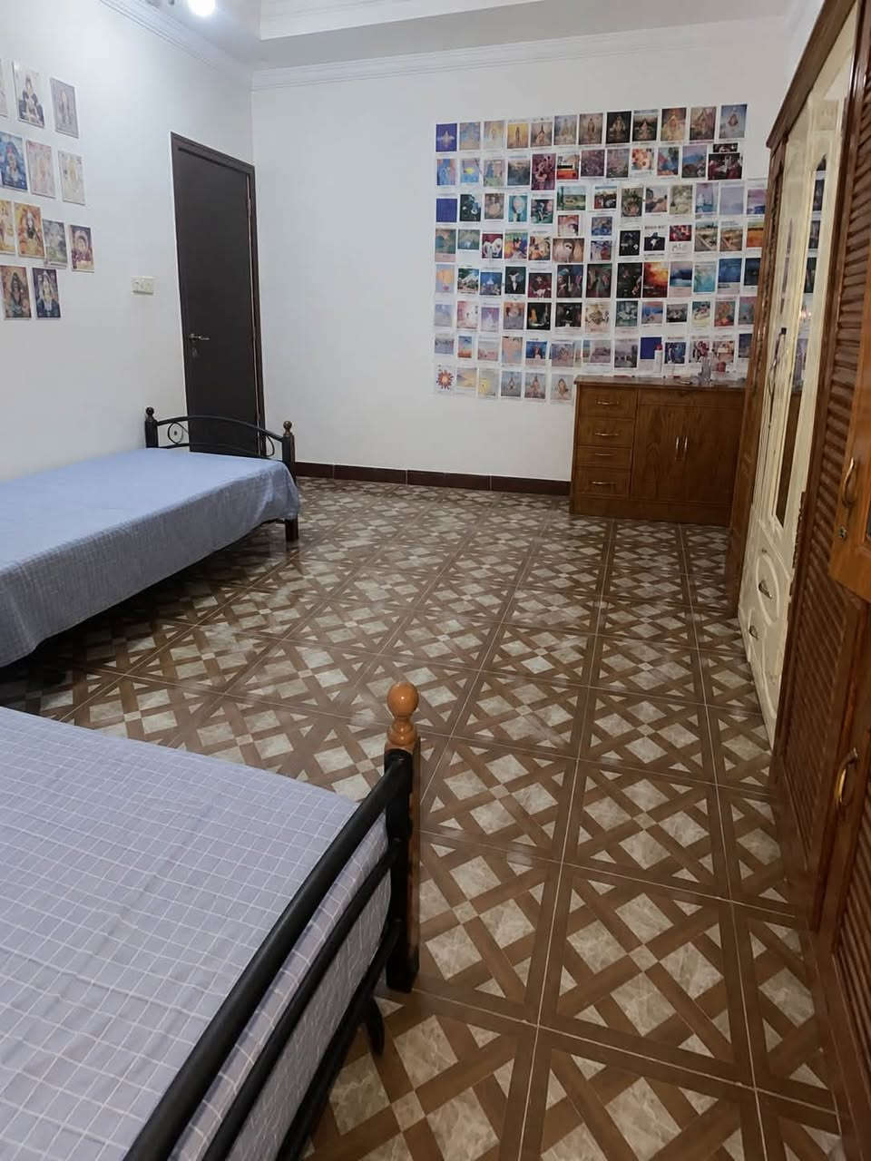 بيت بمساحة ١٠٠ متر مربع 
طابقين الطابق الأول غرفة نوم واستقبال وصالة وحمام ومطبخ 
والثاني غرفتين نوم وحمام 
وحوش صغير وصحيات خارجية 
العنوان الديوانية / الإسكان / شارع البانزين خانة / فرع زها مول 
وبسعر زهيد جداً لان متوازي عليه 
للاستفسار

***********
