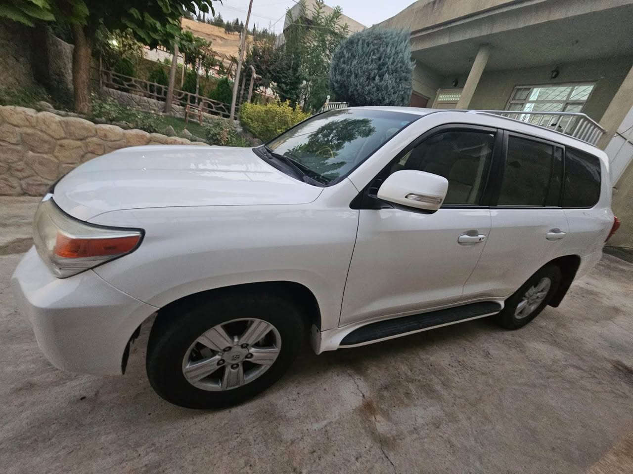 Toyota Land Cruiser 2013 GX 
بى بوياغ 
١٨٦ هه زار كم رويشتووه 
٢ پيدى ئارى بچوكى هه يه 
سيسته مى غازى يتالى بؤ به ستراوه 
رقم و سنوى نوئيه به ناوى خؤمه 
سعرى ٢٩٠$ و مجالىكى كه م 
*********** أربيل, العراق
