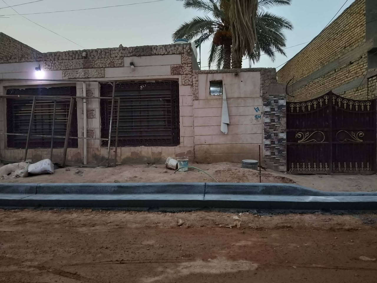 بيت للبيع حي نهضه ثالثه قرب سوق أبو جميغ مساحه 400 بناء قديم للاستفسار ***********
