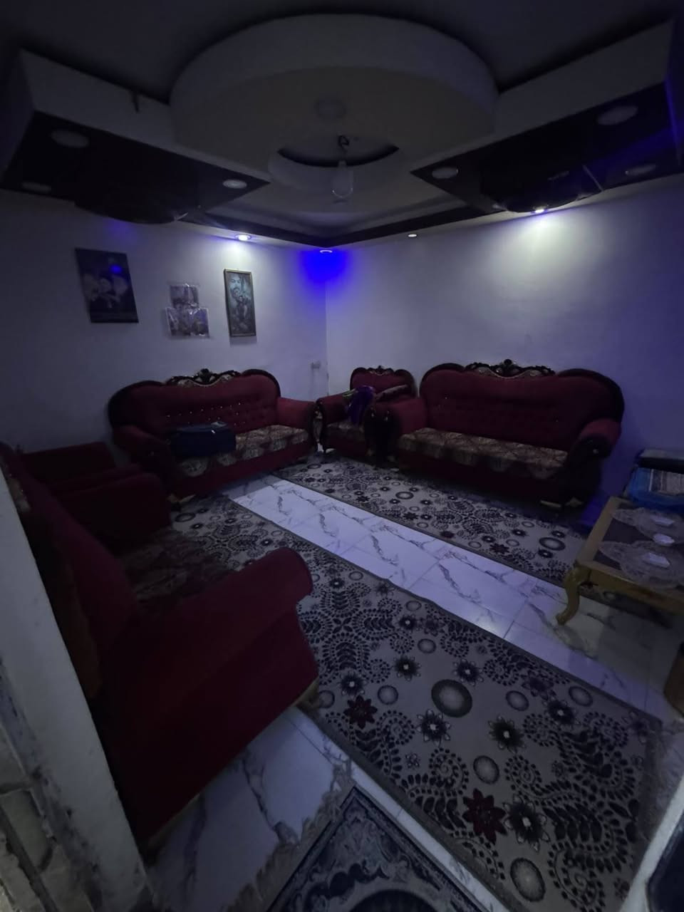السلام عليكم دار للبيع مساحه 270متر يحتوي على 4 غرف نوم + صاله عدد 2 + حمامات عدد 3 + مطبخ عدد 2+ مناور عدد 2 + ستقبال + حديقه + كراج سياره مكان البيت منطقه لاصلاح قرب مولده نجاح السعر مناسب للاتصال ***********
