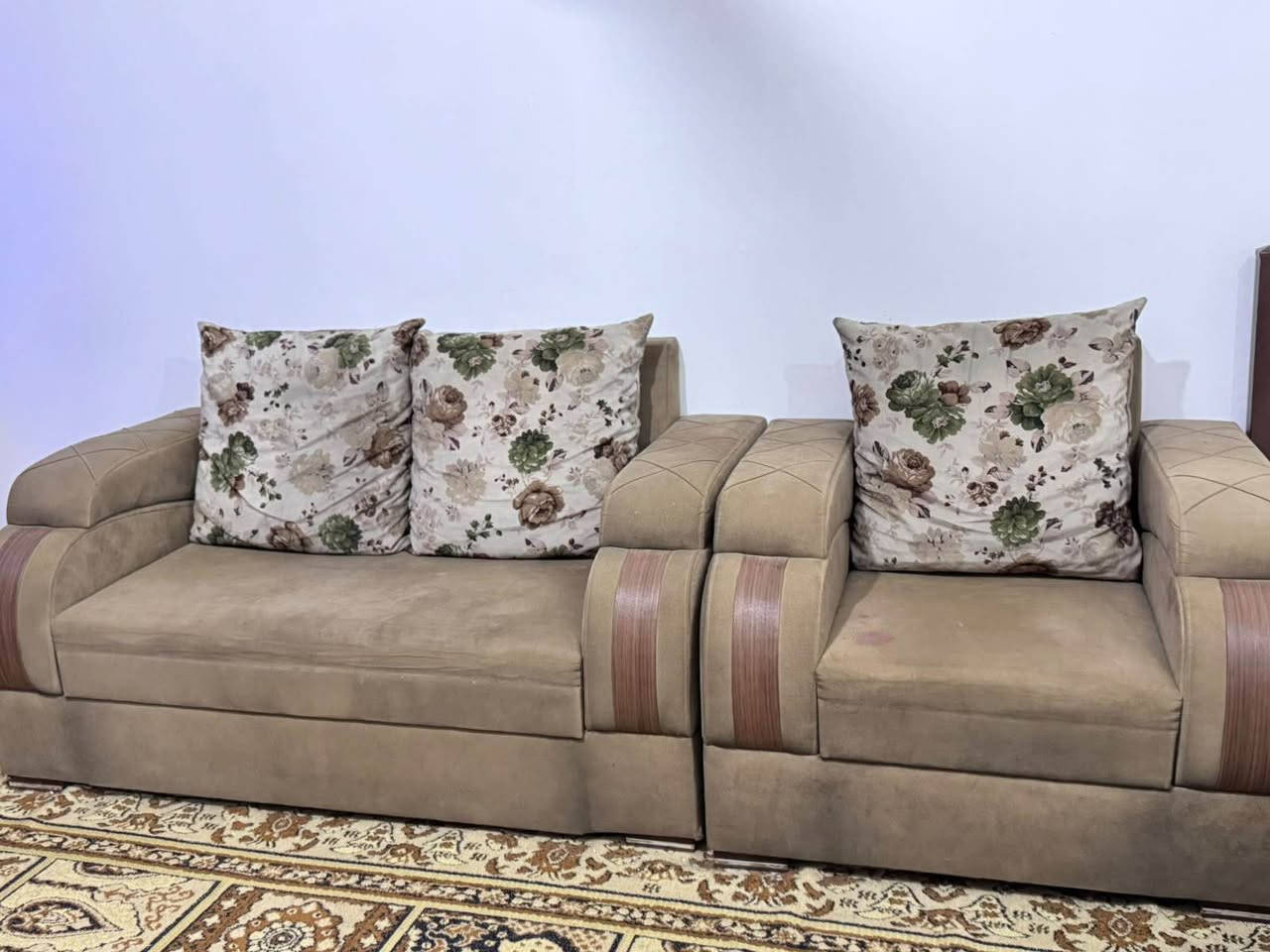 تخم قنفات 7 مقاعد للبيع 
نظيف مستعجلين ع بيعته 
سعره ٤٠٠ وبي مجال 
المكان حي الوحده قريب بسمايه 
للاستفسار الاتصال بهذا الرقم وبي واتس اب 
*********** بغداد, العراق
