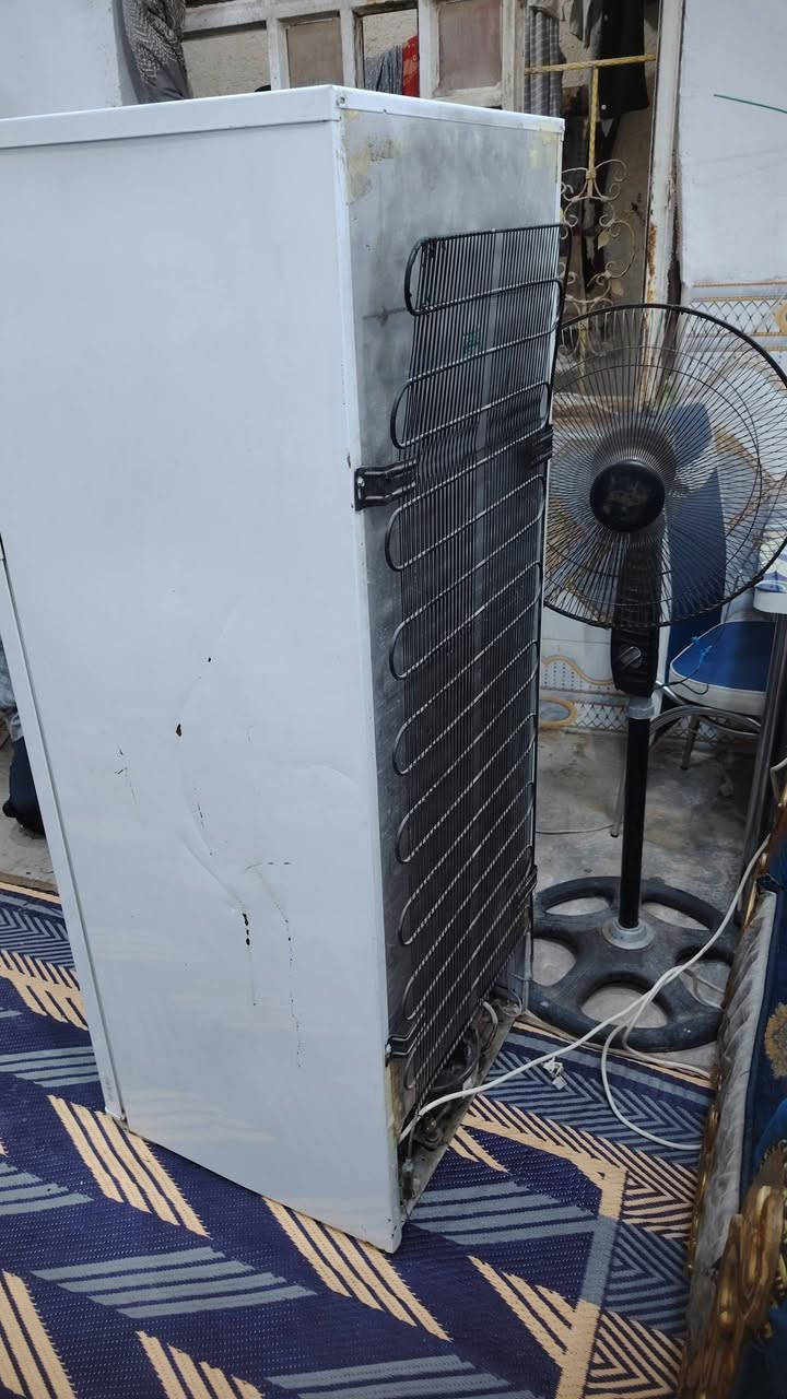 ثلاجه للبيع شغاله ثلج مكانها بغداد مدينه الصدر  الداخل سعرها 75 الف علق ودخلك خاص ***********
