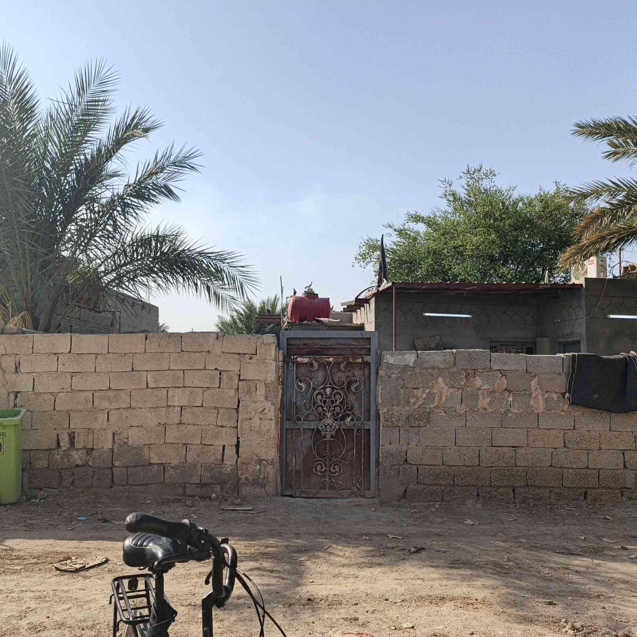 دار للبيع 
السلام عليكم ورحمة الله دار للبيع مقابل الحي الصناعي نزلت بيت فواز مقابل الطابو بينه وبين الطابو 8امتار بس شارع يحتوي على غرفه ومطبخ وهول واستقبال ارضيه سيراميك المساحه 270متر  وبيه مساحه ينبني بيها مجتمل 
للاستفسار عن السعر الاتصال بالرقم ***********
