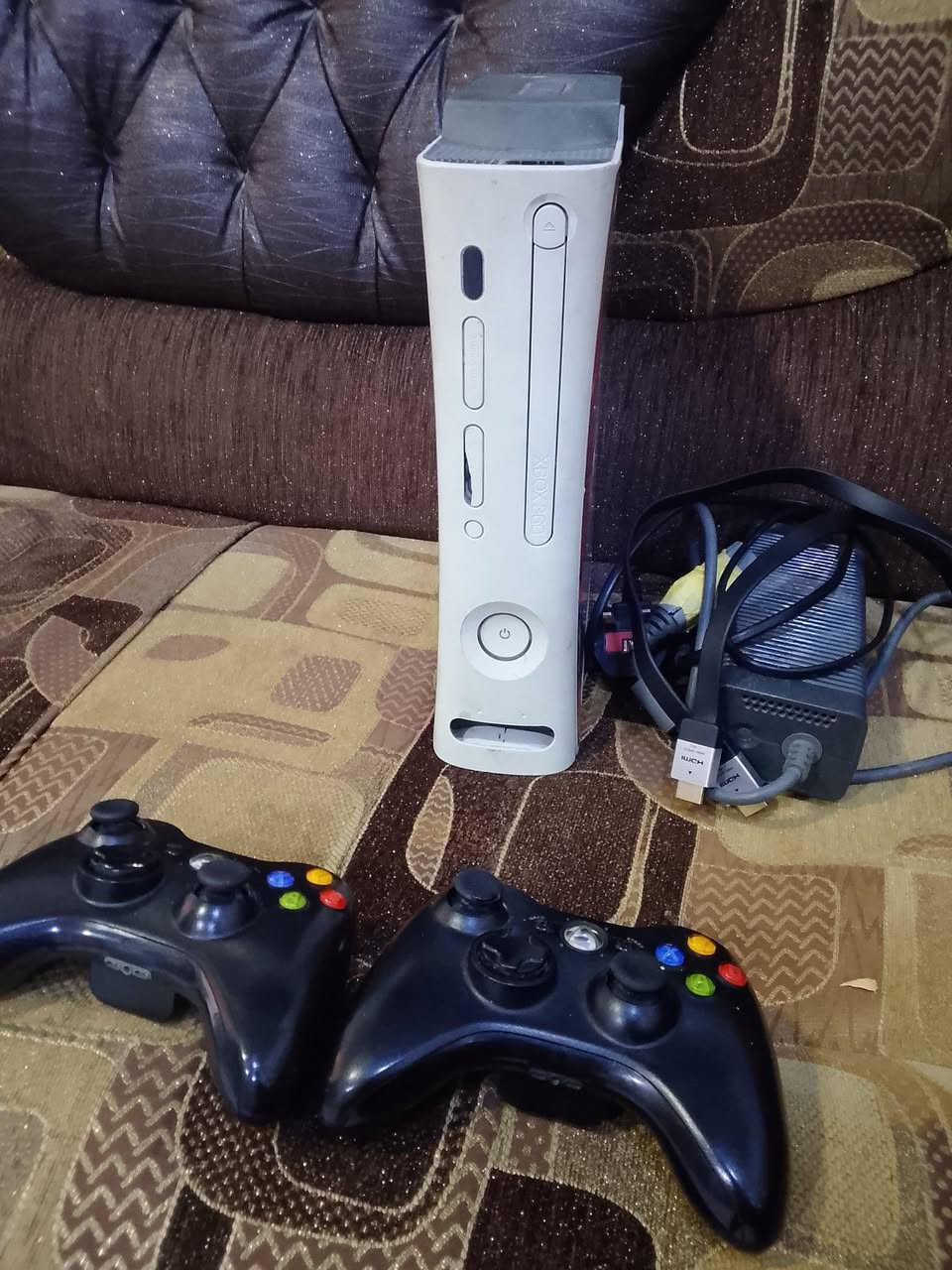 للبيع السعر100 الف اكس بوكس 360 جهاز ويا اجدي و محوله تشغيل و يدات 2 بلوتوث بي تقريبن 12 لعبه جهاز حلو و نضيف مكان موصل الايسر السعر 100 الف ***********
