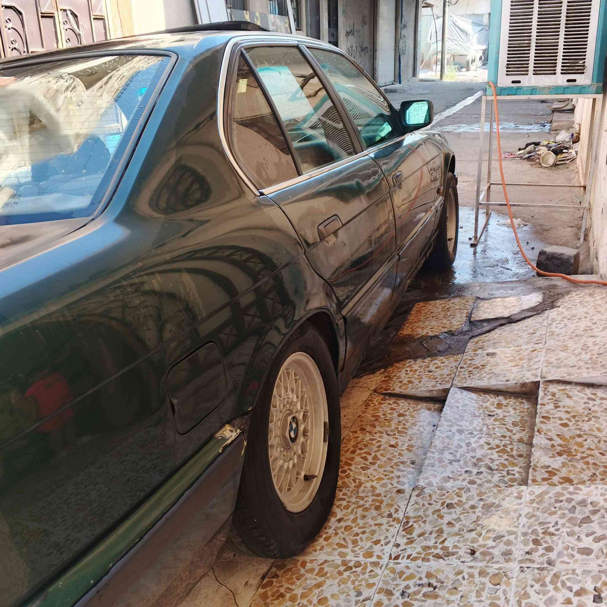 سياره للبيع بي م موديل 1991هزه كامله   يعوزلها 250الف او300الف علا تحويلها السعر 35ورقه و بيها مجال /***********/***********
