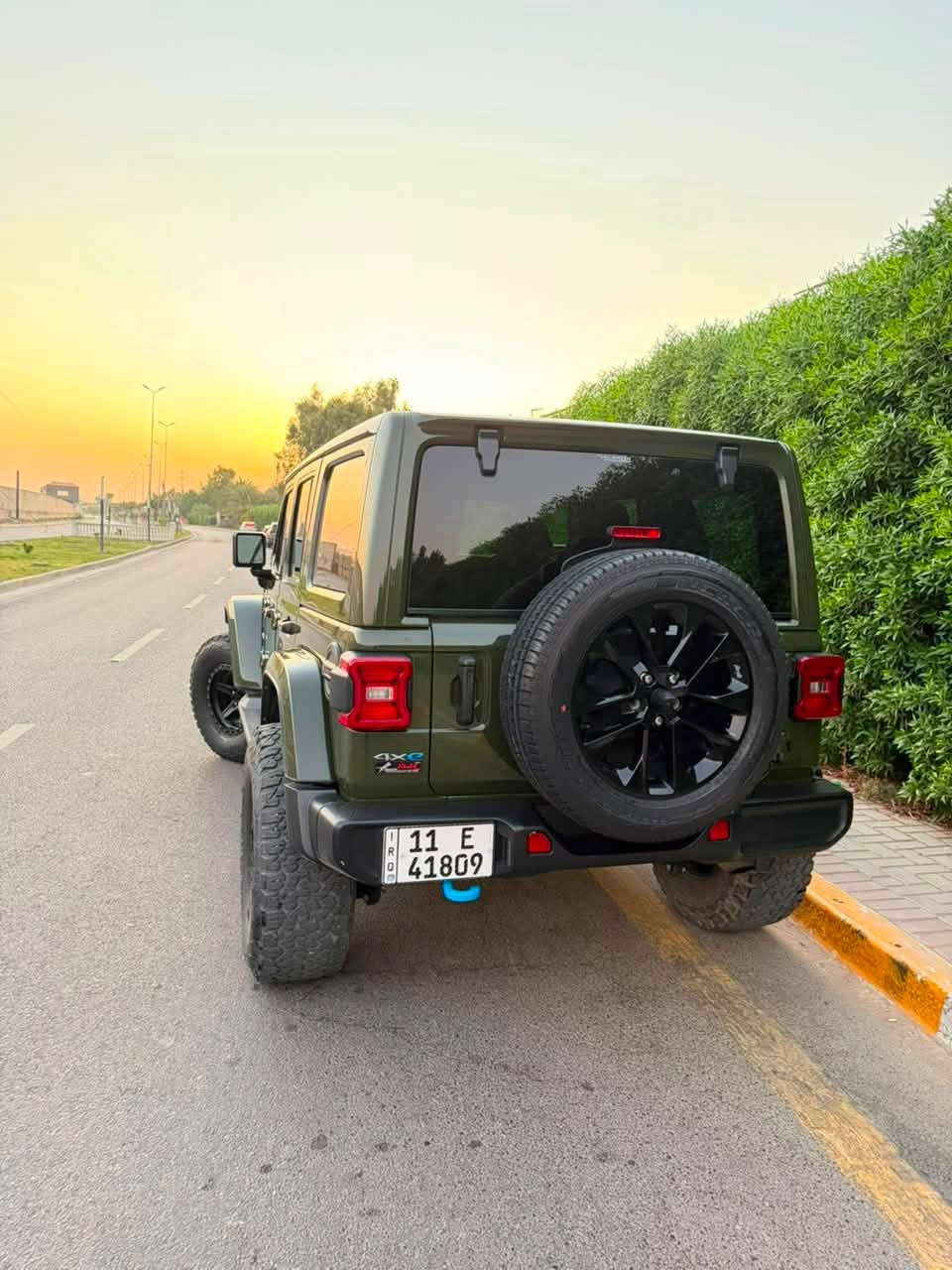 السلام عليكم 

للبيع – جيب رانجلر صحارا انلمتد 4xe موديل 2022

- الفئة: Sahara 4xe
- الموديل: 2022
- ماشية 54 الف كيلو
- المحرك: 2.0 لتر تيربو هجين قابل للشحن (Plug‑in Hybrid)
- ناقل حركة أوتوماتيك 8 سرعات
- نظام دفع رباعي (4×4)
- أربع أبواب
- شاشة Uconnect مع Apple CarPlay وAndroid Auto
- كاميرا خلفية
- مثبت سرعة
- تبريد شغال
السيارة  اقتصادية في استهلاك الوقود بفضل نظام 4xe، مع قوة وعزم ممتازين داخل المدينة وعلى الطرق الوعرة. المحرك والگير والشاصي بحالة ممتازة والسيارة جاهزة للاستخدام مباشرة والسيارة عليها ادامة كاملة وترايها زيرو والمحرك والكير ممتازات ومكفولات شرط والسيارة راجع كلشي بلاد

السعر: 257 ورقة وبيها مجال اتصل وبيك خير وتدلل
للتواصل الاتصال على الرقم ***********
