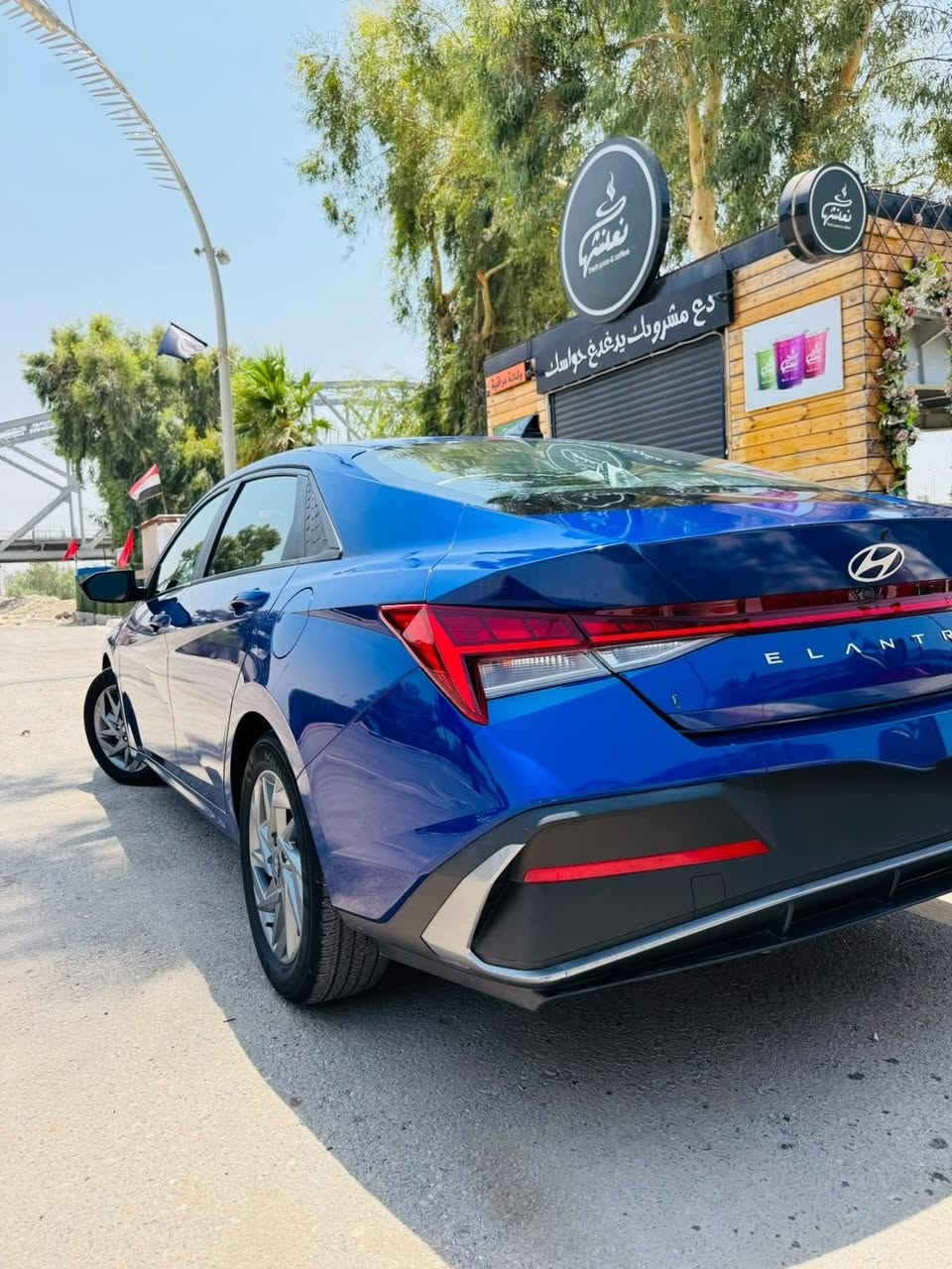 ​للبيع: هونداي النترا هايبرد 2024 (فئة Blue)
التفاصيل الأساسية:
​الموديل: 2024
​الفئة: بلو (Blue)
​المسافة المقطوعة: 25,000 كم فقط (ماشية قليل)
​الرقم: ألماني بغداد (تحويل ملكية مباشر)
​حالة السيارة والأمان:
​الحادث: ضربة جامرلغ خلفي جهة الراكب (عكس السايق) فقط.
​الأيرباكات: سليمة بشرط الفحص 100% (بدون أي أيرباك طاق).
​الشاصي، اللغود، والمحرك: بشرط الفحص الكامل 
​المواصفات الفنية والمنظومة الهجينة:
​محرك 4 سلندر سعة 1.6L بلسين محرك كهربائي قدرة عالية (مجموع القوة 139 حصان).
​ناقل حركة (كير) أوتوماتيكي دبل كلتش 6 سرعات (DCT) مع تحكم يدوي.
​شحن ذاتي للبطارية أثناء القيادة والكبح (لا تحتاج لشحن خارجي).
​نظام استرجاع الطاقة الذكي عند تخفيف السرعة أو استخدام الفرامل (Regenerative Braking).
​خزان بنزين اقتصادي جداً يقطع مسافات طويلة جداً باللتـر الواحد (توفير خيالي).
​أنظمة الأمان والمساعدة على الطريق:
​رادار أمامي: نظام منع التصادم وتنبيه المشاة والسيارات (FCA).
​رادار المسار: نظام المحافظة والتوجيه الآلي داخل المسار (LKA / LFA).
​حساسات خلفية: للمساعدة أثناء التوقف وركن السيارة.
​نظام تنبيه السائق عند التشتت أو الإرهاق (DAW).
​نظام مساعدة صعود المرتفعات (HAC).
​نظام مراقبة ضغط الإطارات الإلكتروني بالرقم لكل إطار (TPMS).
​أنظمة الثبات الإلكتروني الكاملة (ABS / ESC / VSM / EBD).
​المواصفات الداخلية والراحة:
​تشغيل عن بعد عن طريق السويج
​نظام بصمة دخول ذكي للأبواب + تشغيل بنقرة زر (Push Button Start).
​شاشة وسطية عالية الدقة تدعم Apple CarPlay و Android Auto (سلكي وللاسلكي).
​كاميرا خلفية بدقة عالية مع خطوط توجيه ديناميكية تتحرك مع دوران الاستيرن.
​لوحة عدادات رقمية (شاشة عداد متطورة) تعرض تدفق الطاقة ومستوى شحن البطارية.
​تكييف إلكتروني متطور 
​وضعيات قيادة متعددة:
​Sport (يعطي أداء قاطِع واستجابة تسارع سريعة).
​Eco (للتوفير الأقصى للبنزين داخل المدينة).
​Normal (للقيادة اليومية المتوازنة).
​تثبيت سرعة ذكي (Cruise Control) مع تحكم كامل من عجلة القيادة.
​تدفئة للمقاعد الأمامية (سائق وركب).
​مقاعد مريحة جداً بتصميم يدعم الظهر أثناء المسافات الطويلة.
​نظام صوتي نقي مع مدخل USB ومنافذ شحن سريعة (Type-C) للأمام والخلف.
​مسند يد وسطي أمامي وخلفي مع حاملات أكواب.
​المواصفات الخارجية والتصميم:
​إضاءة أماميّة حديثة مع خاصية التشغيل والإطفاء التلقائي (Auto Light Sensor).
​إضاءة نهارية LED بتصميم عصري (DRL).
​ويل كاب (جنوط) ألمنيوم خفيف مقاس 16 إنش مخصص للهايبرد لتقليل الانسيابية ومقاومة الهواء.
​مرايا جانبية كهربائية بلون السيارة مزودة بإشارات انعطاف LED.
​زجاج عازل للحرارة والصوت لراحة أكبر داخل المقصورة.
​📍 المكان: ديالى
📞 للتواصل: ***********
💰 السعر: [159ورقة]
