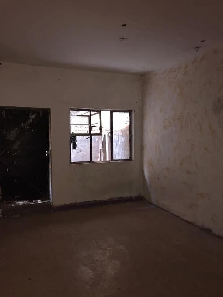 بيت للايجار يتكون من
غرفة نوم وحدة 
هول 
حولي صغير 
ومطبخ 
حمام تواليت 
كراج 
الطابق ثاني بيتونه صغيرة وسطح
 اي تفاصيل ثانية اتصلوا ع الرقم *********** بي واتساب 
سويب شارع باريس قرب الوكيلة
