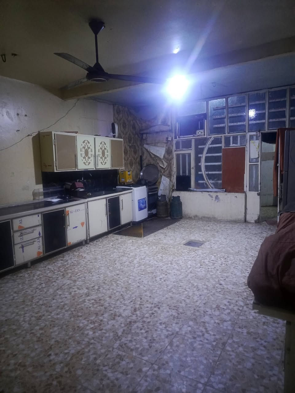 بيت للبيع مساحه 150 متر مربع وع شارع عشرين وكبالك ساحه مسيجه سكلات ال11بضهر حسينيه الزهراء ..ع.. الساحه إلبيها مدارس البيت كباله..3غرف نوم 2جوه وحده فوك...وغرفه بابه ع سطح مكامله نقص سكف وبياض ...يحتاج ترتيبات صبغ وشغلات نواعم ..سعر 90بي مجال لشراي ...يرهم مراوس..رقم ***********
