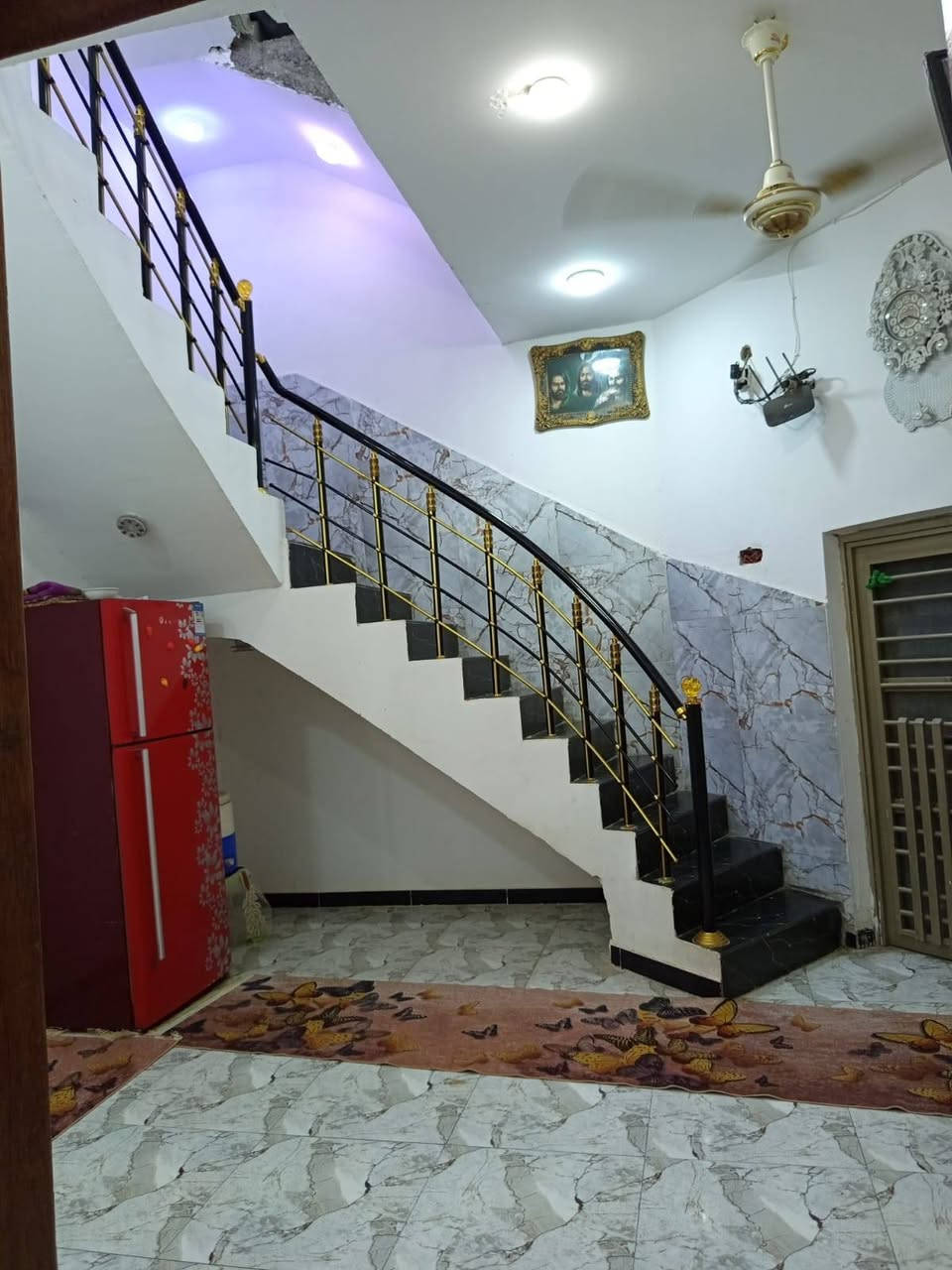 معروض لدينا للبيع

دار سكني 100 م مربعه
10*10 ركن وجهين
طابقين على شارع 30 متر
 الطابق الاول يتكون من استقبال وطارمه وصحيات داخليه وخارجيه وغرفه وصاله 
ومطبخ

 الطابق الثاني يحتوي على غرفتين وصاله كبيره وصحيات داخليه 
بناء 2026 كافة الخدمات متوفره.
السعر المطلوب 160 مع المجال

للتواصل *********** او زيارة المكتب في الصالحية 
لمتابعة بقية العروض ⬇️

https://www.facebook.com/share/g/1H7SN175SY/
