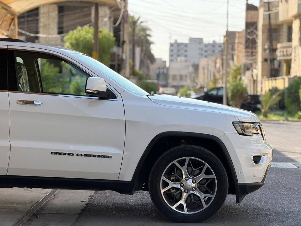 السلام عليكـم

للـبيع جيب لاريـدو 2020 خليجي وكالة هارلم 

مكفوله كفاله عامه من الضربه والصبغ والتبديل والبارد 

عدا شخط جداً بسيط

الـسياره جـديدة علىٰ وضـع الـشركة ماشية 70 الف فقط 

فول مواصفات 1/1  . 

مواصفات الـسياره :

1.بصمه . 

1. ⁠بـنروما . 

2. 6 سـلندر. 

3. ⁠فـور ويل 4X4 . 

4. ⁠صـندوق كـهرباء. 

5. ⁠رادار جـانبي . 

6. ⁠بـصمه . 

7. ⁠ويل حـجم 20 . 

8. ⁠لايـت زنون . 

9. ⁠كـشافات زنون . 

10. ⁠يـدات نيكل . 

11. ⁠أشايـر بالمـري . 

12. ⁠تـسخين مـري جـانبي . 

13. ⁠تـشغيل عـن بـعد . 

14. ⁠بـگ لايـت LED . 

15. ⁠خـزن ميموري . 

16. ⁠تـحكم ستيرن جهتـان  .

17. ⁠كـشنات جـلد . 

18. ⁠كـراسي 2 كـهرباء . 

19. ⁠كـشنات الامـاميه تدفـئه وتبـريد . 

20. ⁠كـشنات الخـلفيه تدفـئه . 

21. ⁠ستيرن تـحكم كـهرباء مـع تدفـئة . 

22. 4 أنـظمة قـياده . 

23. 3 شـاشات . 

24. ⁠⁠نـظام تـوقف ذاتـي . 

25. ⁠نـظام ايـگو . 

26. ⁠نـظام سـبورت . 

27. ⁠دمـام خـلفي . 

28. ⁠شـاشة اعـطال . 

29. ⁠مـانع انـزلاق . 

وبـعد بيها مواصفات… 

( السياره جديده على وضع الشركه 

البصمه الثانيه غير مستخدمه 

سبير الشركه منازل 

سماعات الشركه والريمونت تحكم الشاشات غير مستخدم )

رقـم بـغداد بأسمي شـخصيًا 

سنويه لغاية 2031  

المـكان / ناصرية 

للأستفسـار أكثر الاتـصال علىٰ الرقم 
***********

الـسعر : 250 وبيها مجال
