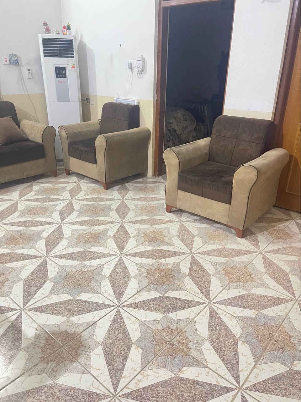 للبيع تخم تركي نظيف جدا عشر مقاعد اي عيب مابي السعر ٢٥٠وبي مجال مع عصاره فواكه وجزر  نظيفه جدا السعر ٢٥ وبي مجال *********** خناقين, ديالى
