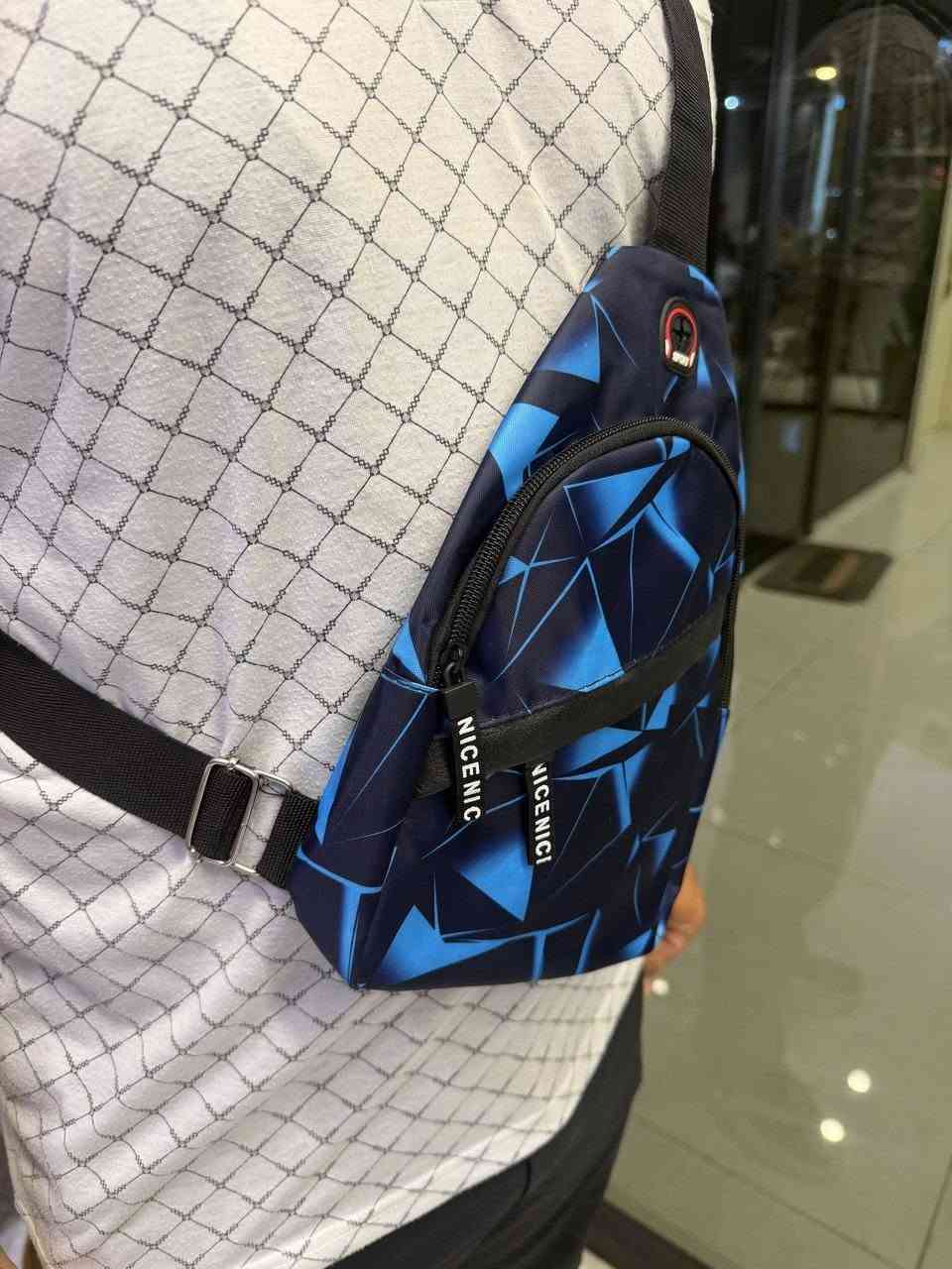 🎒 خلي أغراضك الأساسية دائماً وياك... وبستايل يلفت الأنظار!

حقيبة كتف عصرية بتصميم أنيق وخامة متينة، مثالية للدوام، الجامعة، المشاوير والسفر.

✅ حجم عملي يسع:

- 📱 الموبايل
- 👛 المحفظة
- 🔑 المفاتيح
- 🎧 السماعات
- وكل احتياجاتك اليومية بكل راحة.

✨ عملية، مريحة، وتناسب الاستخدام اليومي بكل أناقة.
للطلب مراسلتنا على الخاص او على واتساب ***********
والسعر بلاش البلاش 
7000دينار فقط
