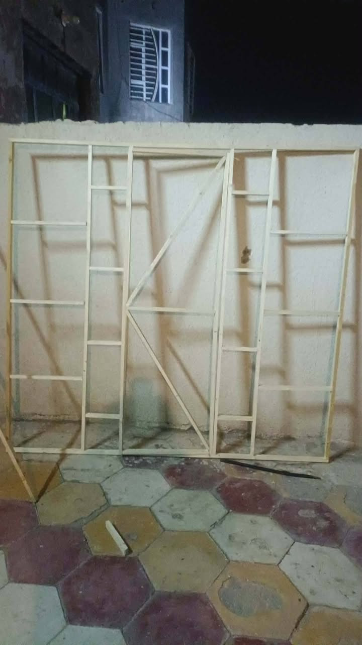 شبابنه الطيبه نشتغل قفاصه على حسب طلب زبون وعلى القياس الي تحتازه وعملنه حلو ودرجه وله علق اني راسلك تريد رقم ***********وحياكم الله
