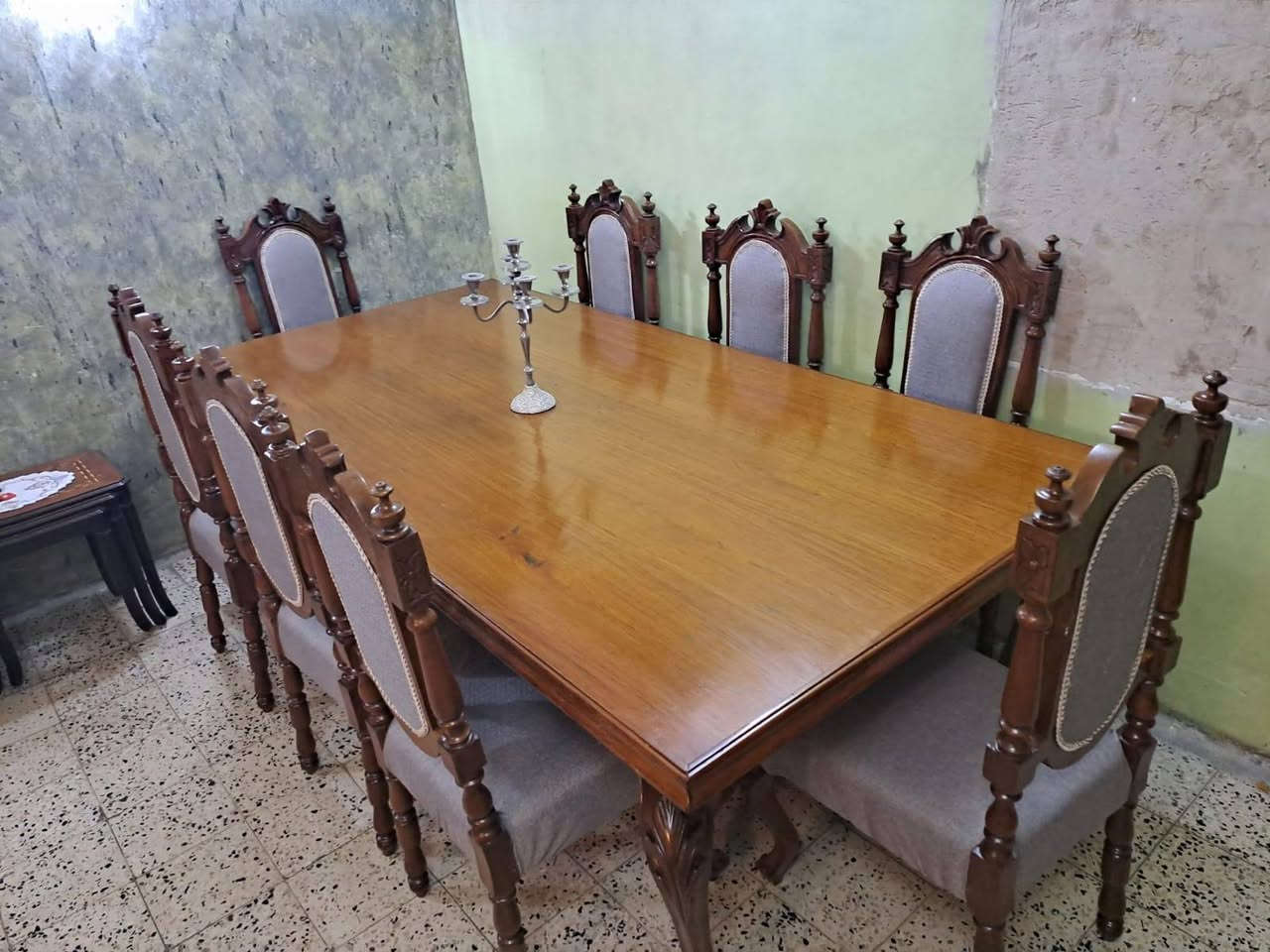 ميز طعام ملكي  ٨ كراسي خشب صاج عراقي بورمي نظيف جدا نقش يدوي الاتصال ***********

