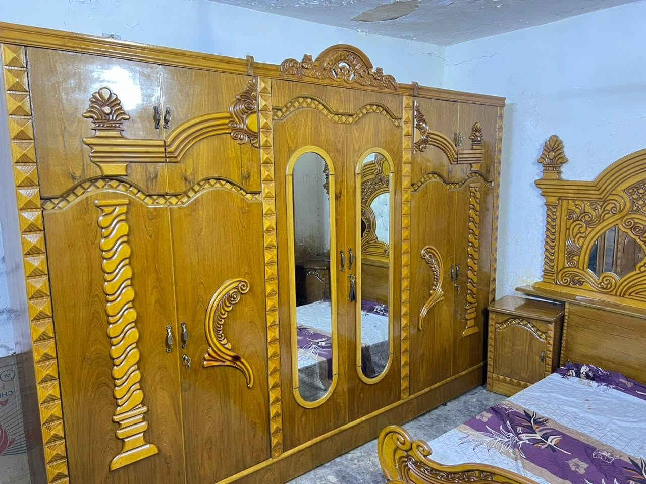 غرفه اخشاب مستعمله للبيع نظيفه جدا 6ابواب ملحق موديل حديث الزاويه كنتوريه ملحق السعر 650بغداد الاتصال ***********متواجد واتساب اكو توصيل بكروه
