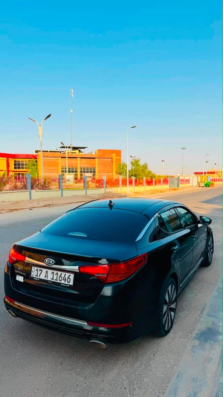 اوبتما مديل ١٣
وارد خليجي 
سياره مصبوغه حزام 
نضيفه سياره ربع ما ذب عليها ماعدا البوليش 
تحكم ستيرن 
مرايات شفط 
تبريد قطعتين 
محرك دوش 2400
كير مكينه خير من الله 
بنوراما سيارة 

السعر ب١٠٣ 
وبيها مجال قليل ***********
