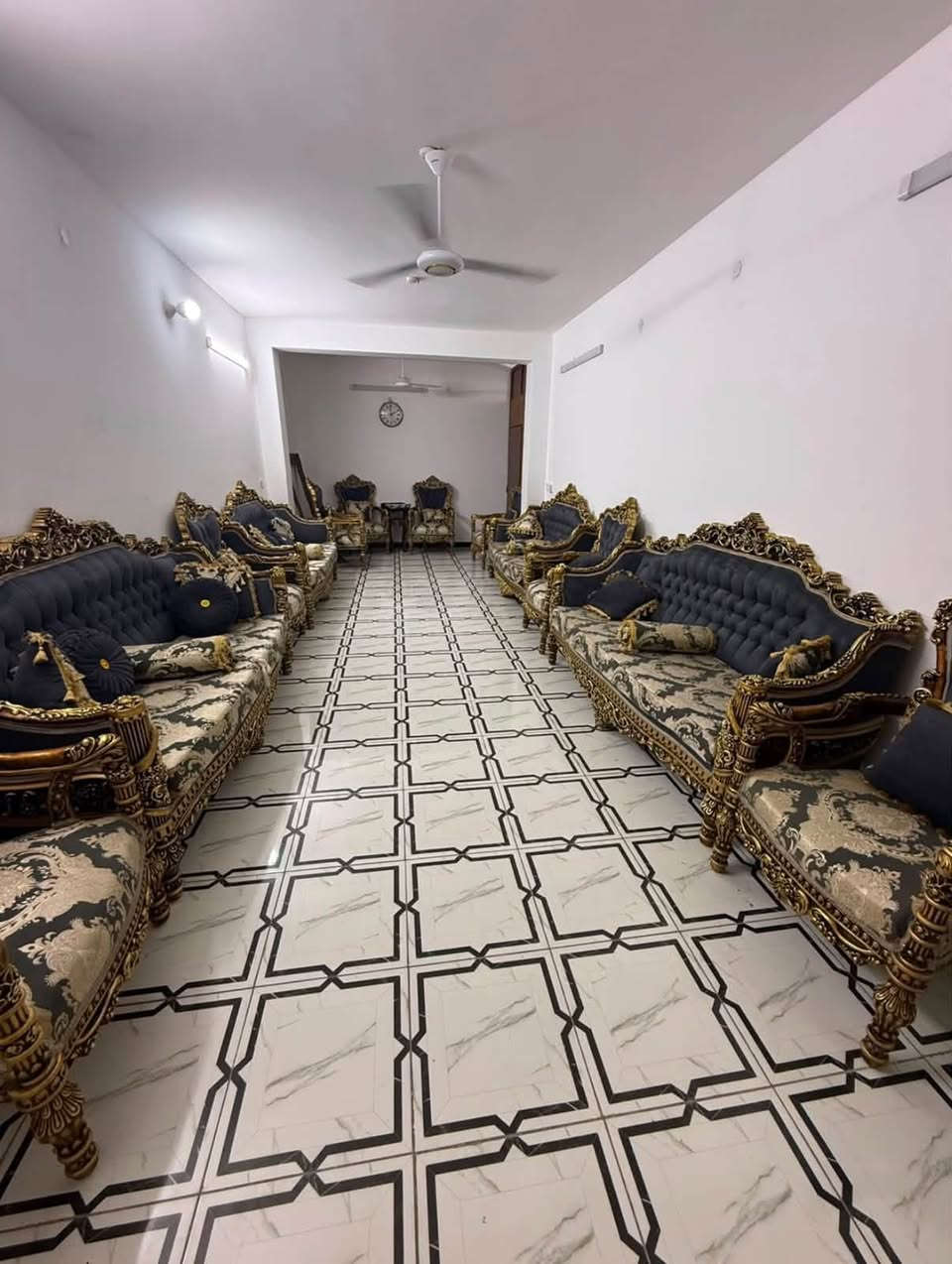 كنبة • نظيف جداً • ٢ونص