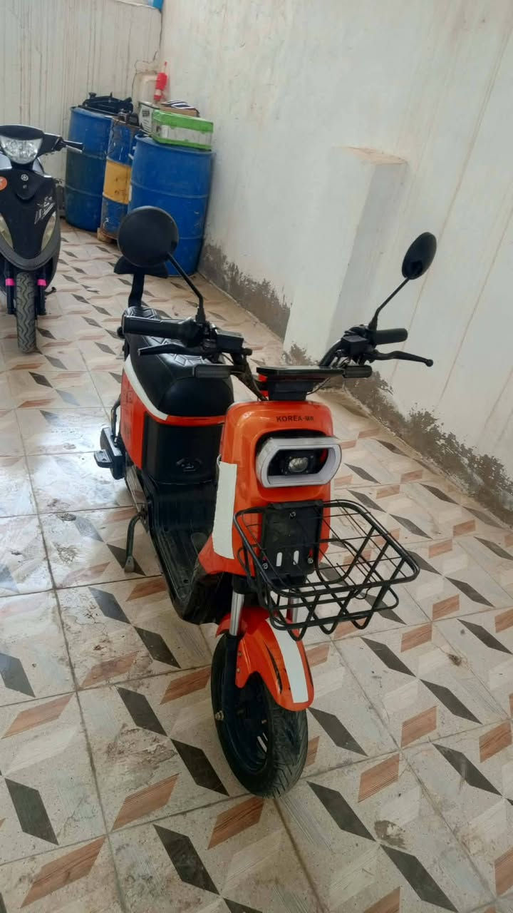 دراجه شحنR8 بطارية 5جديده البارحة شادهن ديالى بلدروز السعر 450وبيها مجال قليل ***********/0770902573
