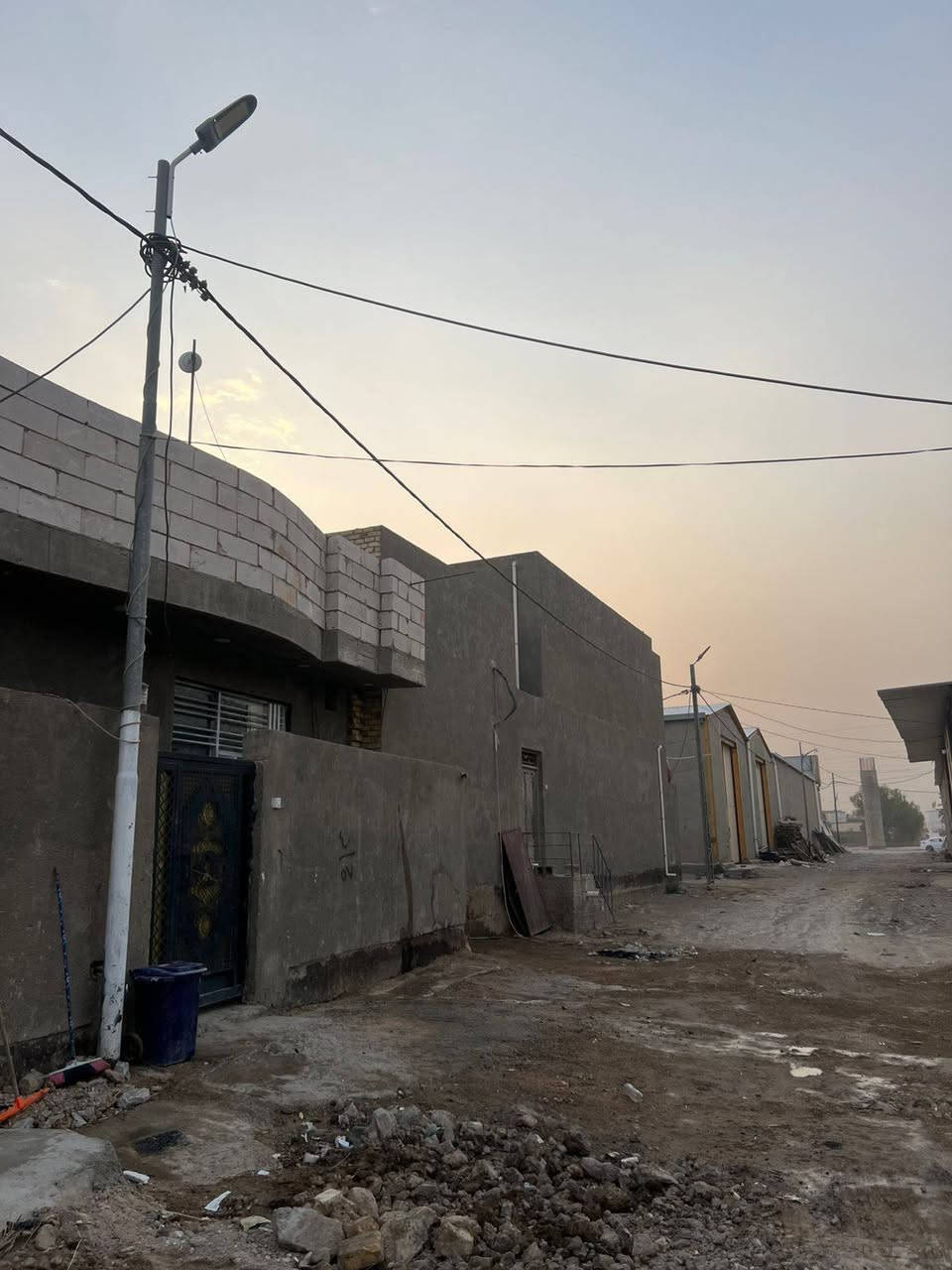 للبيـــع بيت مساحة 100 متر 
📍 الموقع: يم فلكة النسيج - مقابل حي الغدير
🏡 المواصفات:
- غرفة نوم
- صالة مفتوحة على المطبخ "
- براني خارجي 
وصحيات داخلية وخارجية 
- زراعي سند 25
- بناء جاهز للسكن

السعر: 45 بي مجال 
للاستفسار: [***********]
