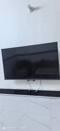 شاشه ماركه هايسنس قياس 43 بدون اي خلل بعدها بجيس نتها كلش حلو فول سمار...