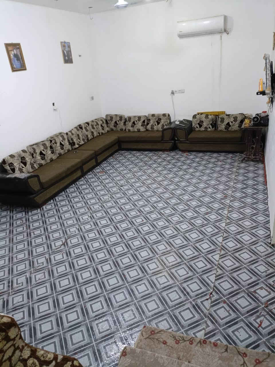 بيت للبيع
منطقه حواس منطقه الجشعم 

المساحه 350متر 

يحتوي /اربع غرف نوم /اثنين من الغرف سويت 

يحتوي على استقبال /و صاله عدد 2/

مطبخ حار مع بارد يحتوي على اربع حمامات 

حديقه كبيره 

بناء درجه اولاه طابوق ماعدا الطابق الثاني 

بناء جديد قريب على شارع العام

الاستفسار ***********

***********
