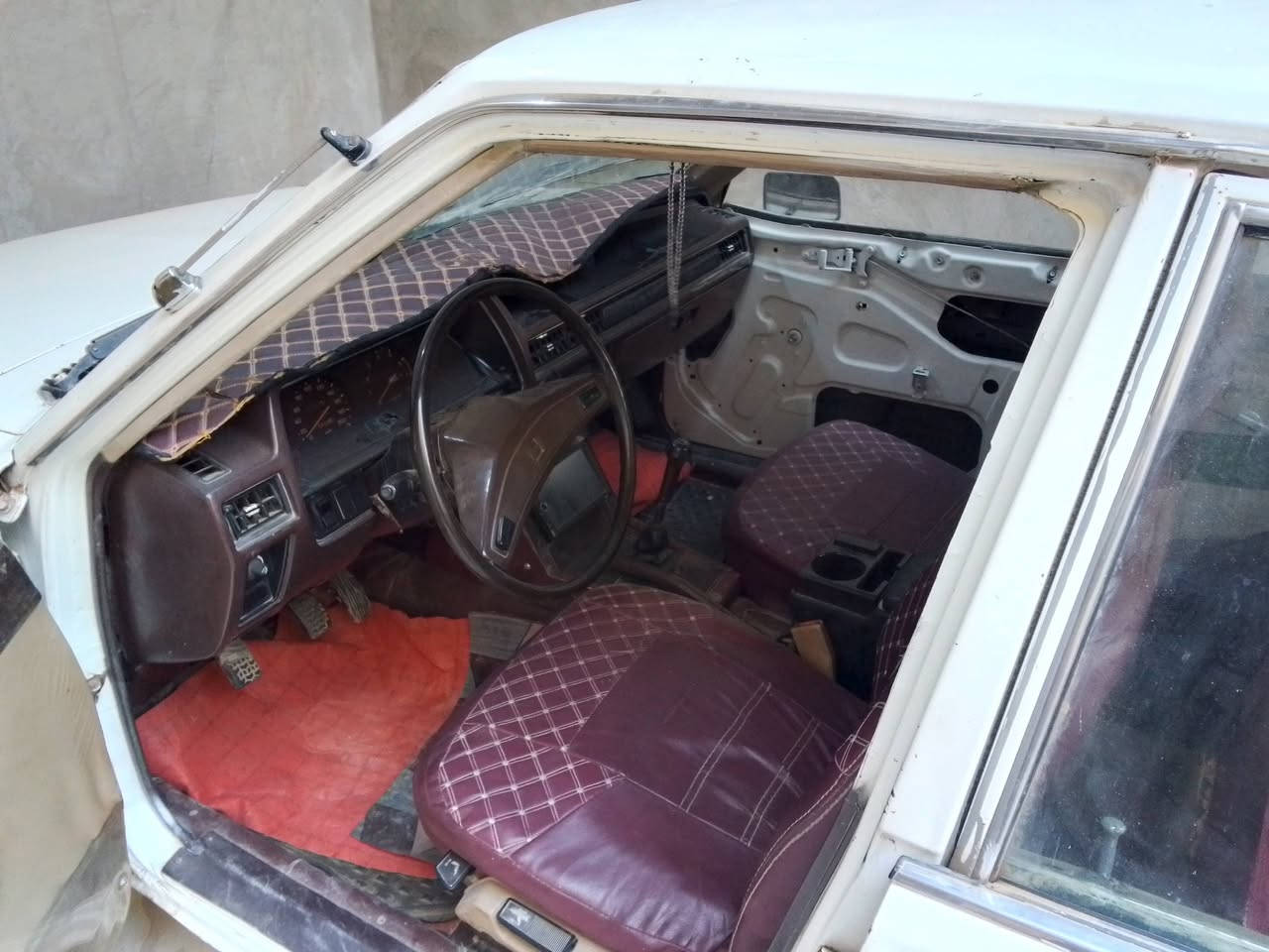 السلام عليكم مستيبوشي للبيع 1982 نضيفه ***********
