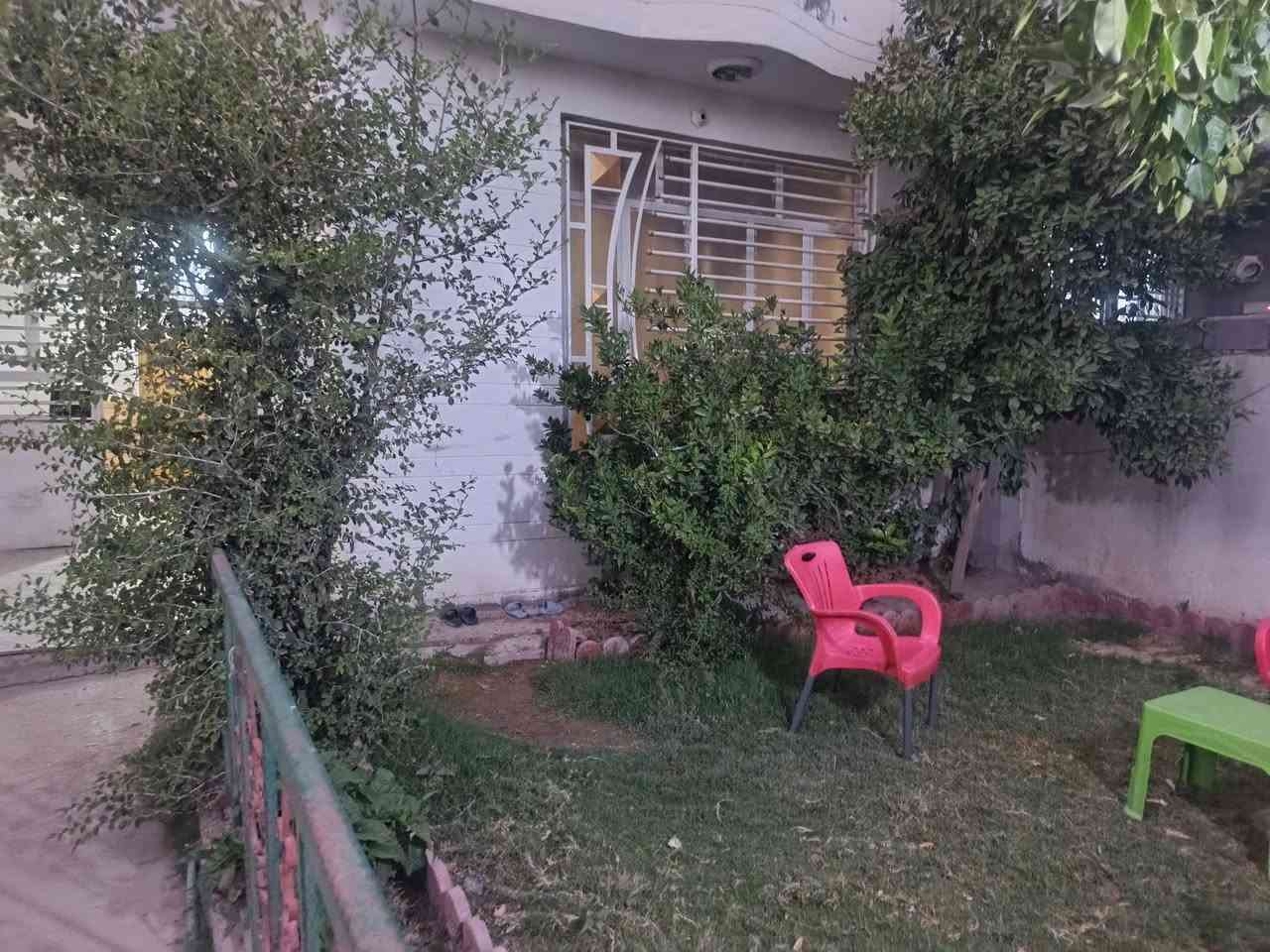 بيت للبيع المساحة الكلية 290متر طابو سند 25  غرفتين نوم وصاله ومطبخ استقبال وصحيات داخليه وصحيات خارجيه كراج سياره وحديقة البناء طابوق السقف صب مسلح الصطح فرشي عرض الشارع 10متر ثاني بيت عن الشارع الرئيسي مال الشط العنوان طويريج حي الجمعية قرب بيت القي مقام السعر 130مع المجال للتواصل ***********// مكتب المهندس للعقار أحمد ألجبوري
