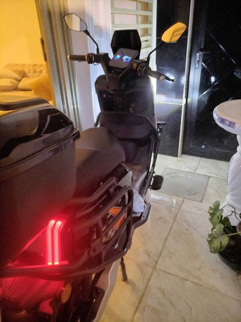 ⚡ للبيع: دراجة مؤيد طيارة 3000W (سوبر كرافين) – بحالة الجديد ⚡
دراجة وحش الشارع، مواصفات ثقيلة وبحالة الجاهز بدون أي نقص!
​المحرك والسرعة: 3000 Watt عزم وقوة جبارة (تعدي الـ 100 كم/س بسرعة الشاشة).
​المنظومة والبطاريات: 72V متكاملة مع 6 بطاريات كرافين أصلية سعة 45A (حجم كبير - مدى مسافة ممتاز بالشحنة الواحدة).
​المميزات والإضافات:
​نظام مثبت سرعة (Cruise Control) للمشاوير الطويلة.
​نظام مانع تزحلق لأمان عالي بالقيادة.
​دخول وتشغيل عبر كارت NFC وبصمات وسويجات أصلية.
​تربط على تطبيق الموبايل الرسمي لمتابعة الحالة.
​إشارات، لايت عالي/ناصي، ونظام سرعات (نمرات) متوازن وسلس.
كلش نضيفة الدراجة 
بيها شلعة قوية 
توصل من ٦٠ كيلو لل٨٠ حسب الوزن وهاي الامور  
بيها درع + جنطه واسعه + جنطه خلفية 
​شكل وأداء بحالة الجديد 100\% ومكفولة من كلشي.
​السعر: 950 ألف دينار (قفل غير قابل للتفاوض)
​الموقع: بغداد / الدورة - حي دجلة
​رقم التواصل: ***********
​💡 ملاحظة: الدراجة للبيع المباشر وسعرها قفل، الرجاء الاتصال للصاملين فقط.
