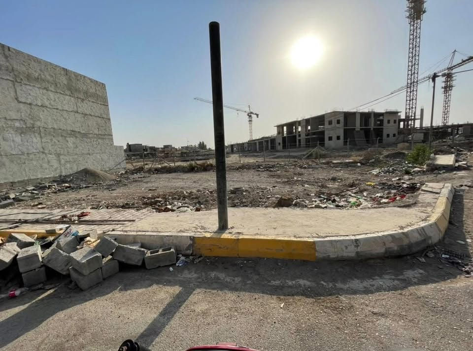 السلام عليكم قطعة ارض للبيع
مساحه 143
وجها 10 وربع
 كامله او قطعتين بنص تنقسم امامها شارع وخلفها شارع 
موقع خلف مستشفى الاسترالي الي ع طريق بهرز 
طابو ملك صرف بسمي 
هــ
***********
