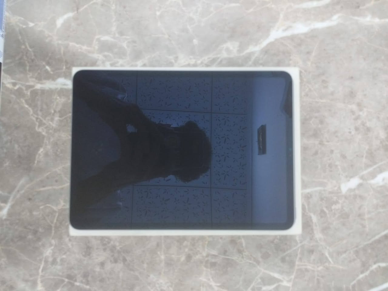 ‏بسم الله يا الله يا رزاق
‏اللهم صل على محمد وآل محمد
‏​للبيع: جهاز iPad Pro 11-inch (الجيل الرابع - معالج M2) 
‏​الموديل: iPad Pro 11-inch (4th Generation).  
‏​المعالج: Apple M2 (أداء قوي جداً للألعاب، التصميم، والبرامج الثقيلة).  
‏​الذاكرة: 256GB.  
‏​الاتصال: Wi-Fi.  
‏​نسبة البطارية: 84%.  
‏​عدد دورات الشحن: 526 دورة.  
‏​الحالة: نظيف جداً، خالي من أي عيوب أو مشاكل.
‏​الملحقات: العلبة الأصلية + سلك الشحن + الشاحن الأصلي.  
‏​المكان: النجف الأشرف.
‏​لمعرفة السعر والتواصل:
‏يرجى المراسلة على الخاص، أو الاتصال / الواتساب على الرقم:
‏***********
