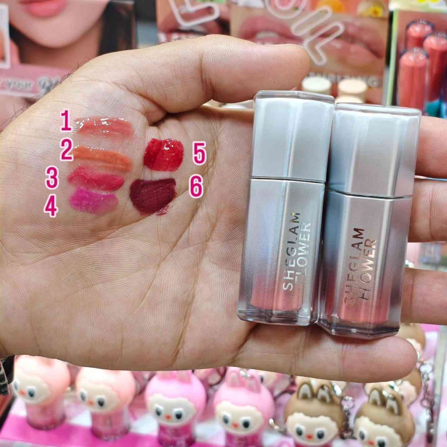 🌸✨ SHEGLAM FLOWER Lip Gloss غلوس الشفاه اللي يجمع الأناقة والألوان الساحرة 💋 ✨🌸
لمعة شفاه بتصميم فاخر وألوان تخطف الأنظار 💋
💄 6 ألوان رائعة، من الوردي الناعم إلى الأحمر الجريء والعنابي الغامق
💧 لمعة جذابة وملمس ناعم ومريح
🪄 فرشاة تطبيق دقيقة تعطيك شكلاً مرتباً بضربة واحدة
💎 عبوة سداسية أنيقة بتدرج فضي
كمية محدودة، الحقي تحجزين لونك المفضل! 🛍️
📩 للحجز المباشر: راسلونا على الصفحة أو واتساب
📱 ***********
🚚 التوصيل سريع وآمن لكافة المحافظات
📍 أو زوروا متجرنا وجربوه بأنفسكم:
أوركيد بيوتي - شارع الكماليات، مجمع النوري، داخل القيصرية (قرب بيت عدنان)
#شيجلام #SHEGLAM #SHEGLAMFLOWER #ليب_غلوس #لمعة_شفاه Lipgloss مكياج أوركيد_بيوتي منتجات_تجميل مكياج_العراق بيوتي

نص مكتوب في الصور:
- 1 2 3 4 5 6