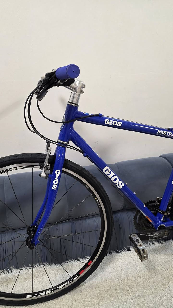السلام عليكم
🔴 دراجة Gios Mistral الأيطالية
تفاصيل الدراجة🔥 
اللون/ لون الشركة الشهير Gios blue الازرق المميز
القياس/ 48 M للاطوال من 165-180 cm
نوع الاطارات والحجم / KENDA KWEST 700×40 تتحمل الاوزان العالية والطرق الغير ممهدة
مع ويل Shimano R500 مع لمسات R500 مميزة
السرعات / 24 سرعة مكونة من Shimano Altus 8 speed والنقال Tourney 
بدالات شاشة 
الفرامل / Shimano V-BRAKE
الدراجة مختمة وكلها قطعة وحدة وقطعة تخبل
النظافة 90% فقط بعض الخدوش بسبب النقل
وغير مستخدمة داخل العراق
   
السعر 240 الف وبيها مجال 😊
العنوان بغداد- مجمع بسماية 
للاستفسار خاص او على الارقام واتساب
***********
