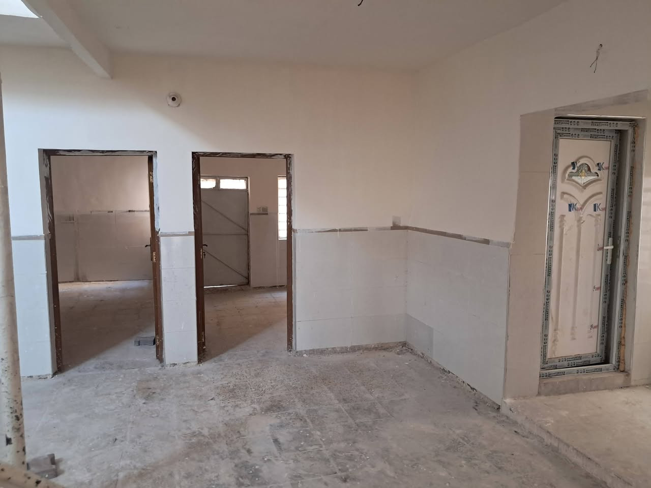 دار للبيع بسعر البلاش
المساحه ٢٠٠ متر طابق واحد يحتوي على ثلاث غرف حجم كبير حولي مطبخ كبير خدمات كاملة
الموقع قبل السوق الأخير شارع المدارس شارع عشرين اول فرع على اليسار واول فرع على اليمين
للتواصل ***********

