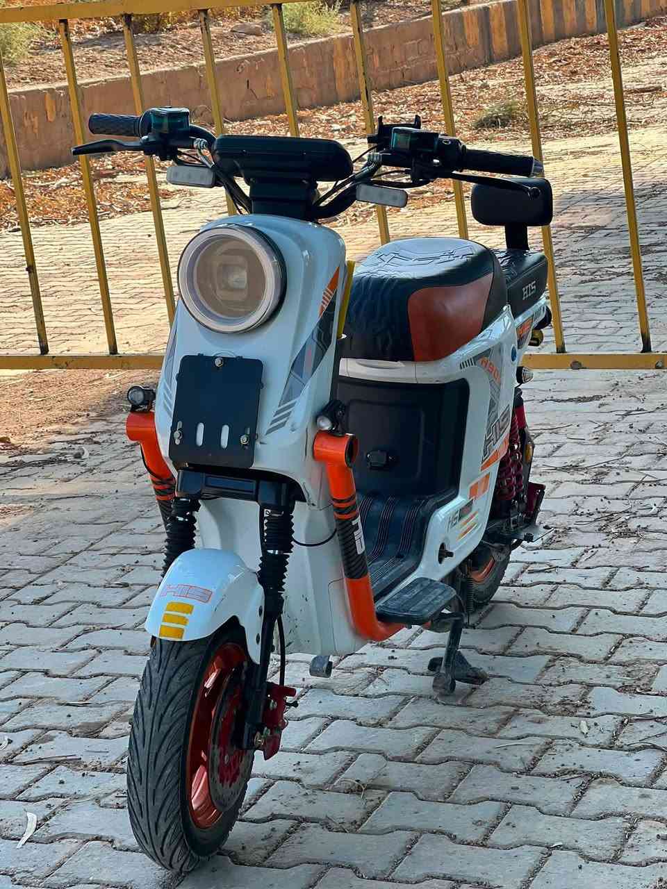 دراجه شحن للبيع موديل 2025 🔋🔥
H900 او 
H15
نضافه كدامك بل صوره نضيفه وخير من الله 

كهربائيات كامله مابيها اي نقص 

بطاريات قويه🔋

تايرات جدد امامي وخلفي 

 جوبلس فيتنامي الاصلي 

السعر 425 وبيها مجال 

مكان الدراجه   (ديالى بعقوبة  )

 تواصل خاص او على الرقم 

***********
