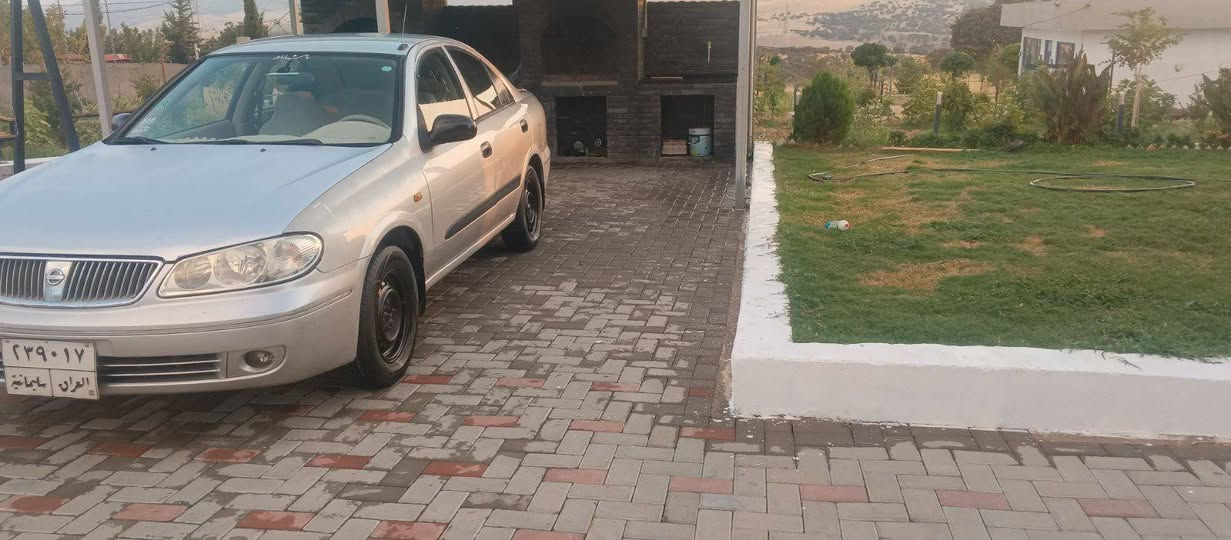 نیسان سەنی 2008 یابانی 
ژینگەی دراوە سەنەوی تەواو بووە
٣ پارچەی پێشی بۆیاغە 
کەمێک ناوی گرتووە 
گێڕو مەکینەو تەبرید بەشەرت 
تەحویل و غرامەو بڕاوەی بەشەرت
سعری قوفڵی 62 گەڵایە بێ معامەلە
گێڕ ئۆتۆماتیک ... مەکینە سپی 
ناو زەرد .. جام عادی 
تایەیی تازە 
*********** لە پیرەمەگرونم دخان, السليمانية
