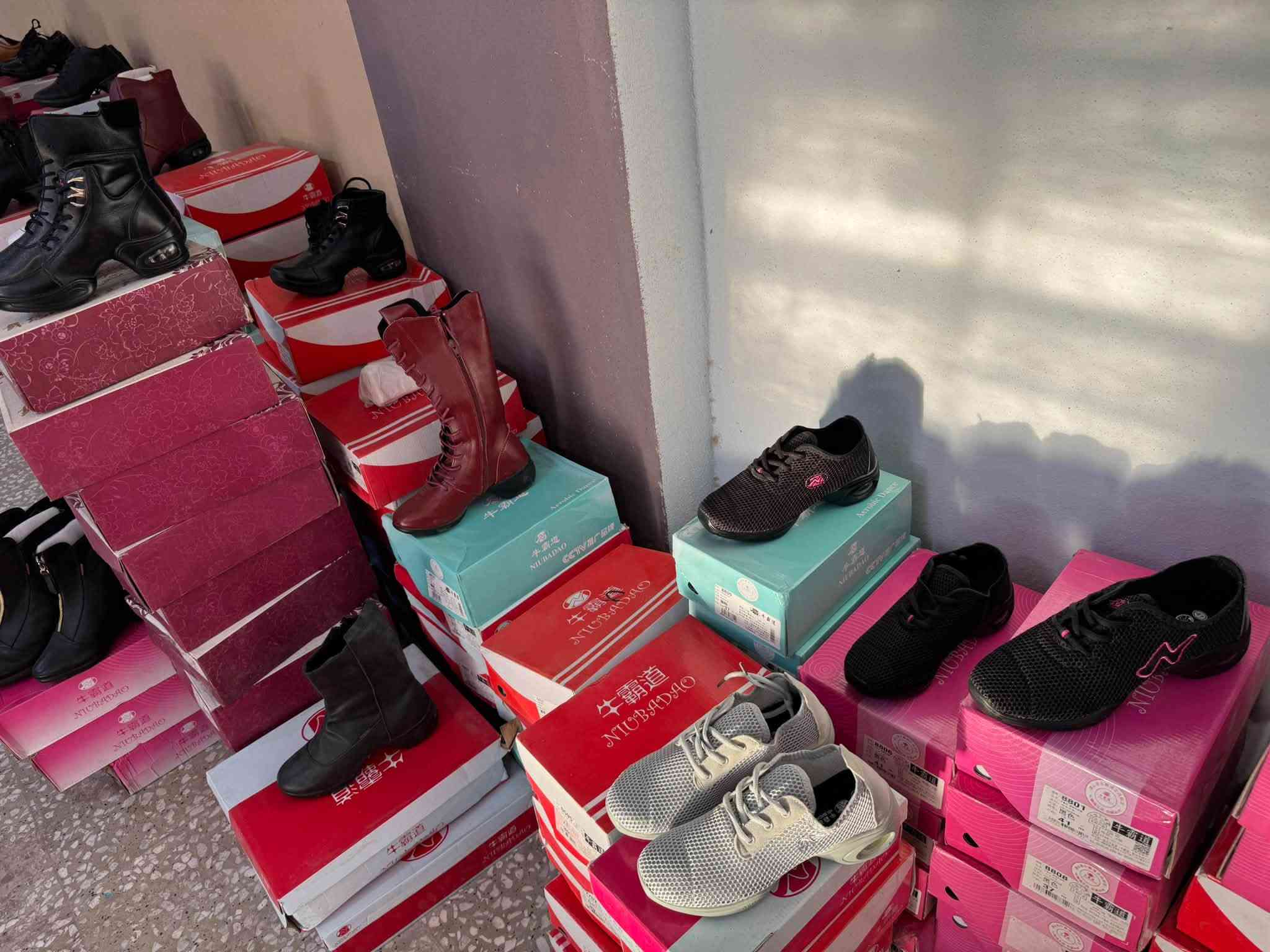 هه موو بيكه و پيلاو نرخى پارچەيه ک  2500 هەزار ديناره مجال هه ى هاورده كردنى بريطانى نوئ، 8000 پارجه تێکه لە ژن پياو كور واساب ژماره ***********
