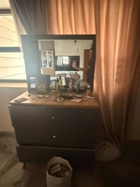 للبيع غراض  مكاني حي الجامعه التخم 300 بس يحتاجلة غسل  الغرفه 250 الف ...