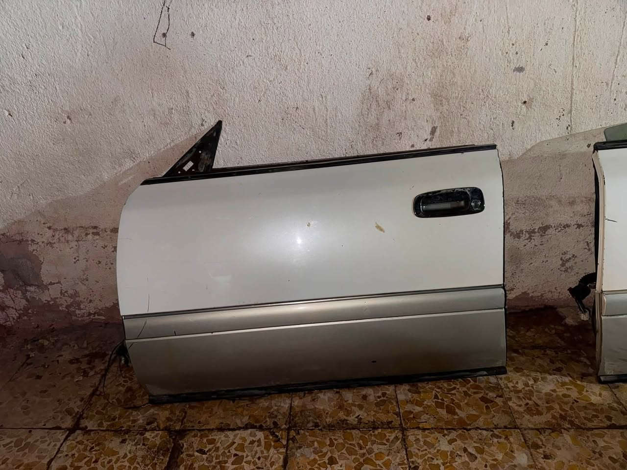 السلام عليكم ستتم راس الثور فلات 4 بيبان كاملات من كلشي ما عده البطاين + مداكر ثنين + بنيد +عطر الستتم 8 قطع نضافته 75/100 السعر 200 الف التواصل ***********
