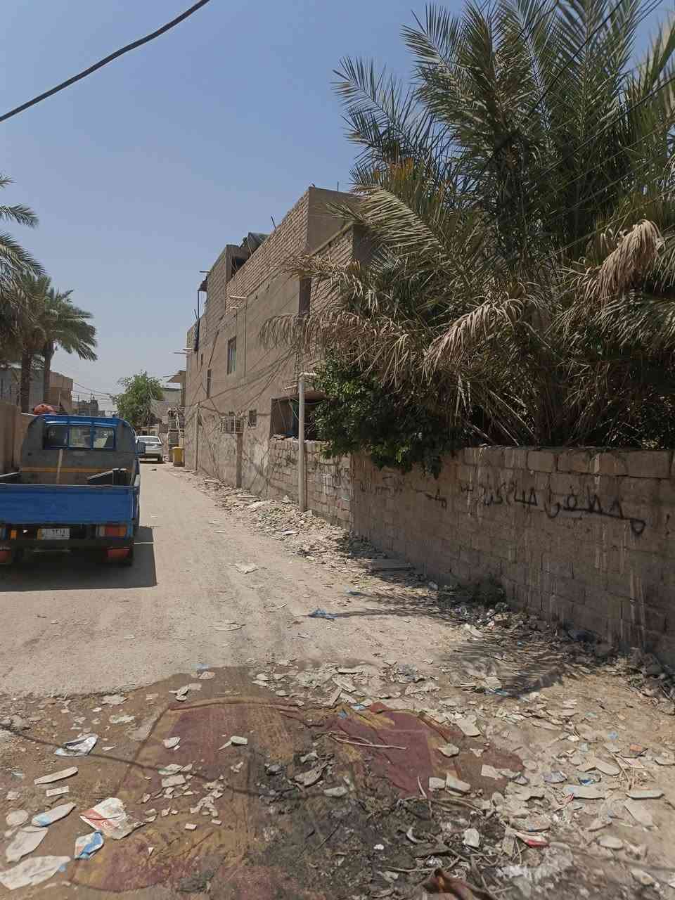 بيت للبيع المساحة ٢٠٠مع الشارع على الشارع العام طابقين للاستفسار***********
