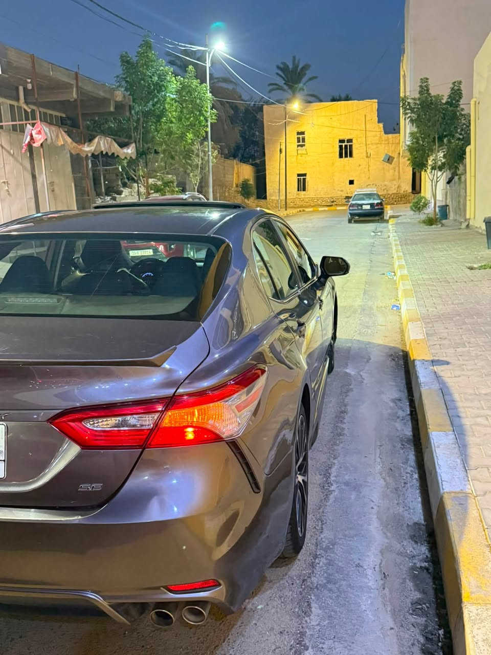 كامري SE plas وارد امريكي
الموديل : 2018 
المواصفات : 
بصمة تشغيل وابواب 
فتحة سقف 
شفتات ستيرن 
تحكمات 
مثبت سرعة 
منظومة لايت زنون 
كشنات جلد 
عداد 145 الف 
تحويل مباشر 
ملاحظة : حادث امريكا فقط بنيد بدون ايرباك 
راس الشاصي الايسر اقل من 5 سنتمتر والبدنة الالمنيوم فقط فقط صور الحادث موجودة .. 
السعر ١٥٨ وبيها مجال بسيط جداً 
مكان السيارة الانبار هيت 
للأستفسار اتصل 
***********
