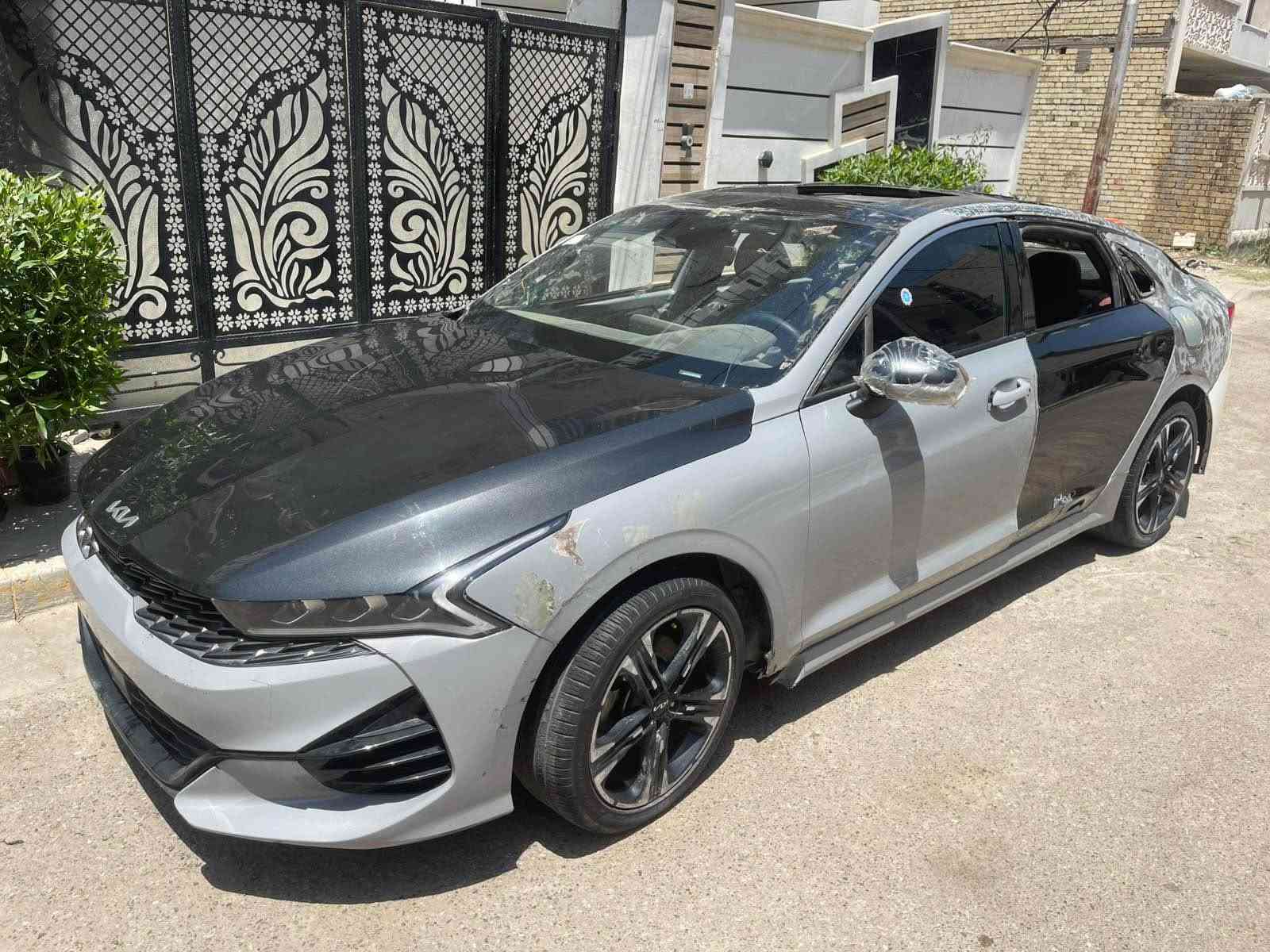السلام عليكم 

كيا K5 موديل 23 

•   🛣️  المسافة المقطوعة   40الف كيلو
✔️ ممشى: 40
✔️ نظافة عالية جداً 
⚙️ المحرك:
✔️ 4 سلندر
✔️ سعة 2.5 لتر
✔️ أداء قوي + صرفية مناسبة
✔️ كير أوتوماتيك
✔️ سقف بانوراما
✔️ بصمة أبواب + تشغيل بصمة
✔️ مقاعد جلد كهرباء
✔️ شاشة كبيرة متصلة
✔️ كاميرا خلفية
✔️ حساسات أمامية وخلفية
✔️ لايت زينون + LED خلفي
✔️ هندبريك بصمة
 شاشة
✔️ Apple CarPlay + Android Auto
✔️ تحكم ستيرن متعدد الوظائف
✔️ مثبت سرعة
✔️ نظام Eco / Sport
✔️ مكيف أوتوماتيك
✔️ مرايا كهرباء مع طي
✔️ شحن USB
✔️ نظام ABS
✔️ مانع انزلاق
✔️ وسائد هوائي
✔️ نظام المحافظة على المسا
✔️ تحذير النقطة العمياء
📍بغداد 
السعر. 124💵💵
هـ *********** بغداد, العراق
