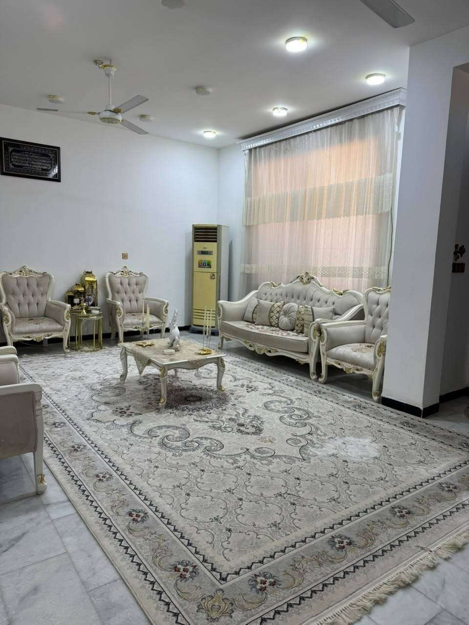 من يبحث علي الهدوء 
للبيع : دار طابو صرف طابقين موقع مميز!
الموقع : بابل حي البكرلي قرب نفق البكرلي 
الثقة أساس البيع و المعاينة خير دليل
​نقدم لكم فرصة سكنية استثنائية أرقى مكان في مركز الحله تصميم منفذ باحترافية عالية المواد مستخدمة من الدرجة الأولي البيت ينباع علي المكشوف والي جاد بالشراء يجب مهندس ويه حتى يعاين البناء ويتأكد من جودة التنفيذ 
تاريخ البناء : سنه 23
السعر : خاص
​المساحة البيت : (205)م  واجهة (12)نزال (17 ) 
جنس العقار : طابو صرف تحويل مباشر 
​الموقع:هادئ ومناسب وغني عن التعريف 
محتويات البيت:
طابق الأرضي : مرمر تركي درجه اولي كراج سياره حديقه ستقبال كبير  صاله غرفه   نوم مجمع حمامات مناور   مطبخ كبير حار وبارد علمن الكاونتر هديه ويه البيت مصمم بس الكاونتر سعره 8 مليون هديه للمشتري 🥰
طابق ثاني يحتوي علي 
ارضيه بورسلين درجه اولي ثلاث غرف نوم كبيره مجمع حمامات كبير بيتونه كبيره 
​الخدمات: كافة متوفرة بالكامل (ماء، كهرباء، خط مولده ذهبي مجاري صرف صحي شارع تبليط 
​وثائق القانونية: تحويل مباشر بسم المشتري 
نحن نضع خبرتنا في خدمتكم لتأمين السكن الأمثل.
​📞 للاستفسار والحجز، يرجى الاتصال أو المراسلة عبر الواتساب 
***********
​سارعوا بالحجز، فالفرص المميزة لا تنتظر!

