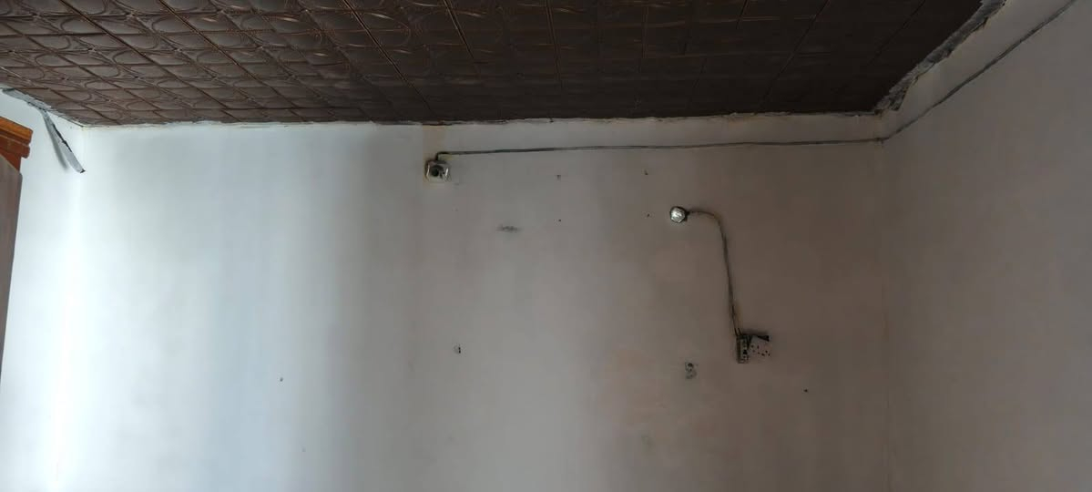 سلام عليكم بيت تجاوز بالتظحيه تدخله على شارع العياده مساحة 150بي غرفه وصاله ومطبخ وحمام داخلي الأرضية سيراميك الجدار بياض كهرباء ماي سعره 9وبي مجال لشراي تواصل واتساب اتصال ‏‪***********‬‏
