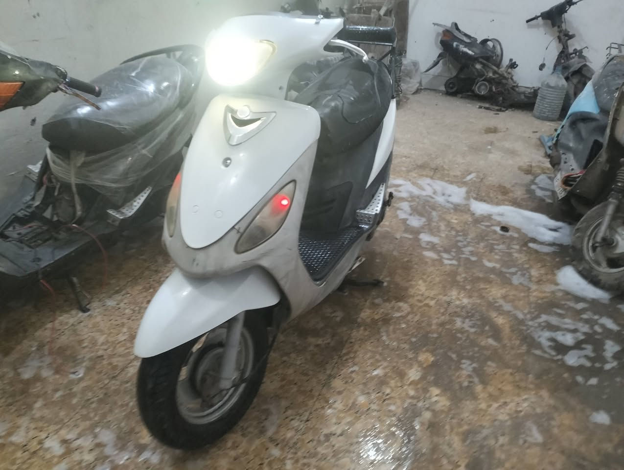 400 وبيها مجال قليل قضاء المدينه شارع الهلالي ***********
