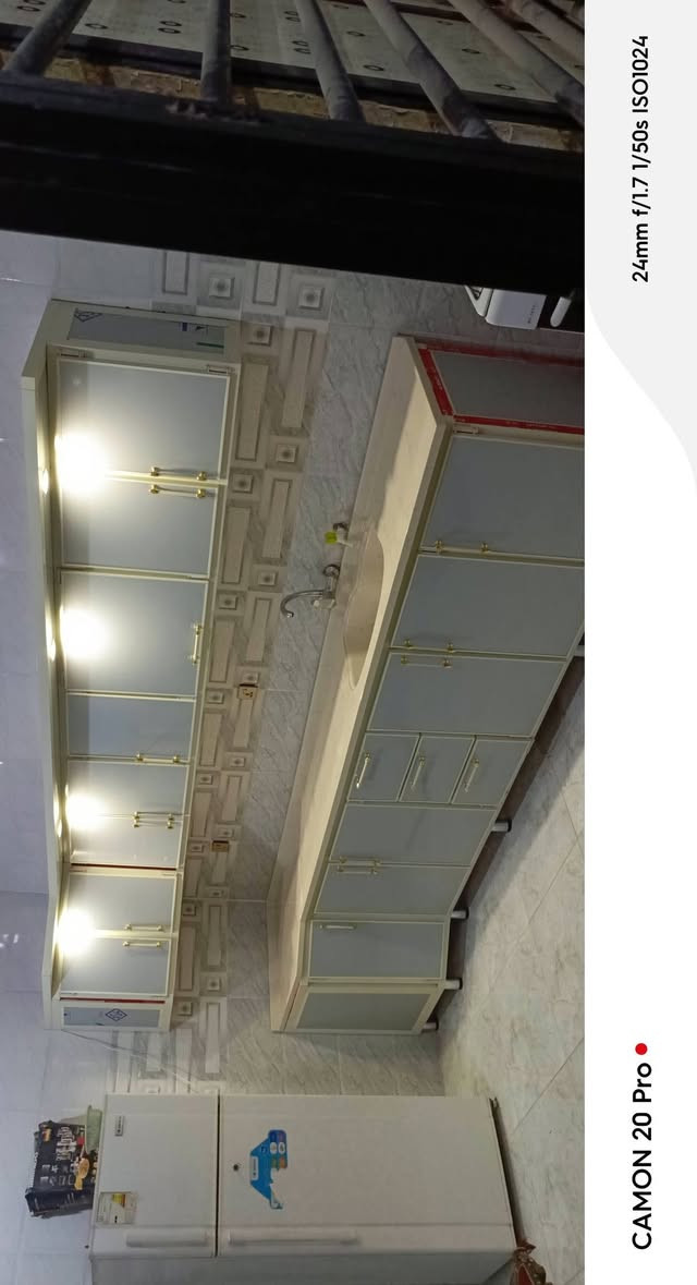 دار سكن للبيع المساحه 180متر في كربلاء طريق كربلاء طويريج مقابل جامعه العميد الجديده مقابل فرع الابراهيميه يبعد عن طريق الزوار كربلاء طويريج 150متر يبعد عن الامام اربعه كيلو متر 
تتكون الدار من غرفتين نوم وصاله وحمام داخلي واستقبال ومطبخ وحمامات خارجيه وكراج سياره الشارع 10متر خط مولد ذهبي وعمود الكهرباء بالباب جاهز للسكن للاتصال 
***********
السعر اتصل وبيك خير ودلل واذ تريد بيتين طبك هم اكو بيت طبگ وياه ينباع

