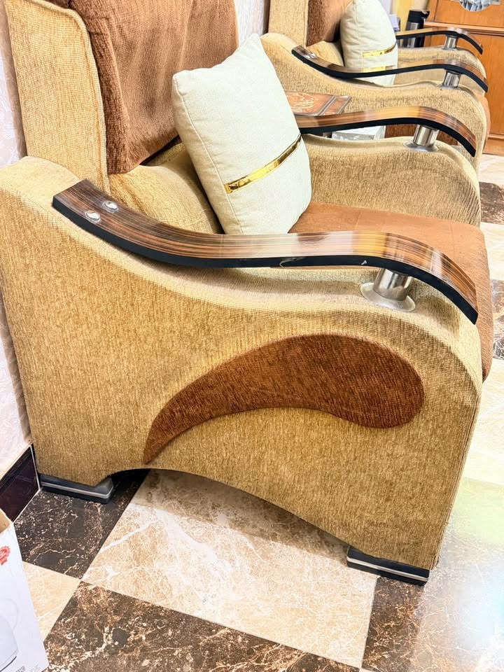 سلام عليكم القنفات  بسعر ٧٥ الميز الجام بسعر ٢٥ والميز الطعام الأحمر بسعر80 اسعار قابل لتفاوض مراسله الرقم ***********
