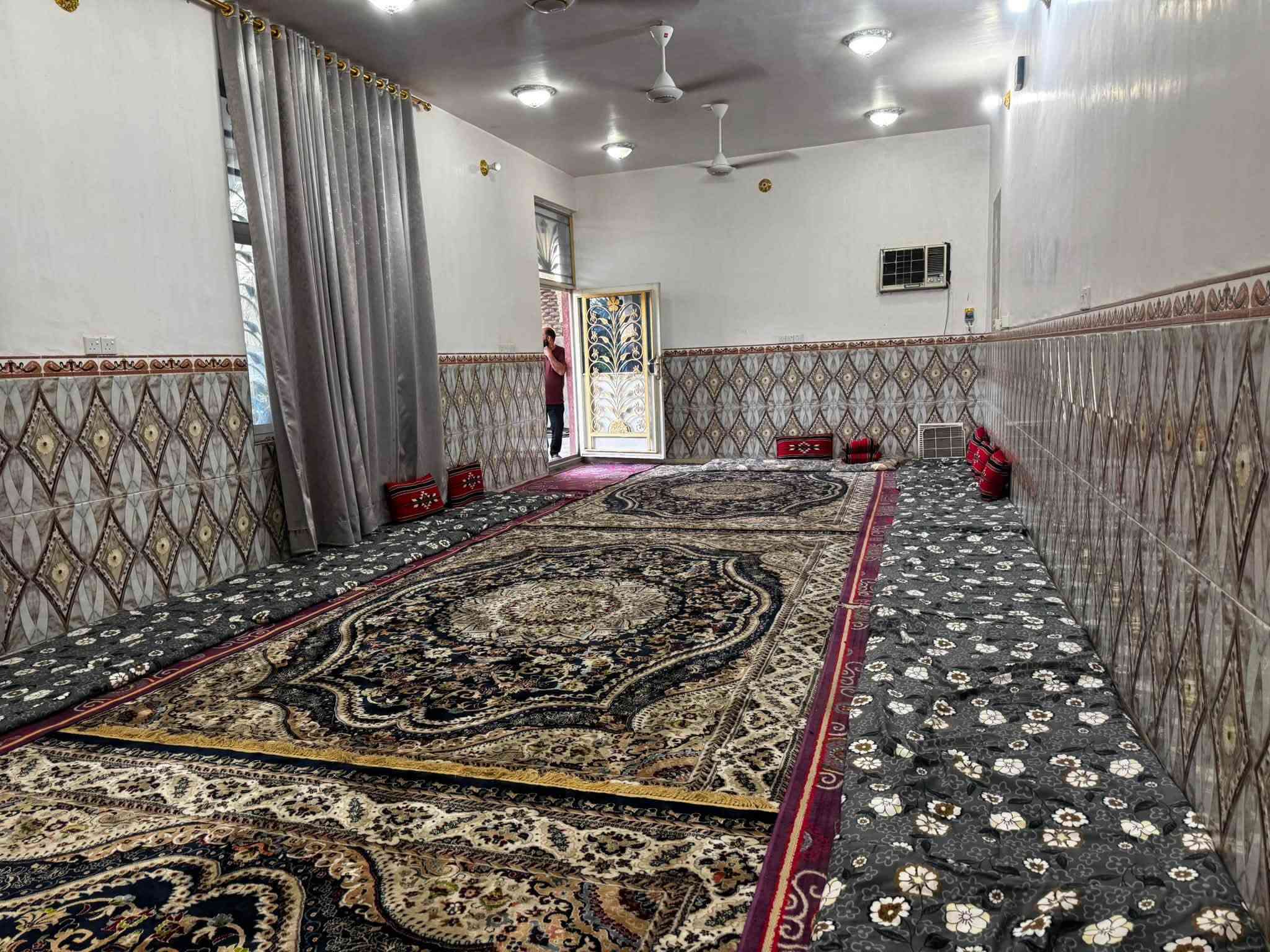 يالله السلام عليكميعلن مكتب الخبير للعقار عن وجود دار طابو زراعي سند 25مساحته 800متر
موقع الدار طريق كربلاء بغداد عامود 660يبعد عن الشارع العام 100متر

بناء طابوق مسلح يتكون الدار 

غرف نوم كبيره عدد ثلاثه

مطبخ مع صاله مع صحيات داخليه وخارجيه 

بالاظافه الى مظيف 12في 4

مع حديقه اماميه جميله تحتوي على نخيل وحمضيات وثيله 

وحديقه خلفيه 

مع كراج كبير 

يتوفر ماء كهرباء التبليط بالباب

السعر 250مليون بي مجال بصيط 

الاتصال على الرقم ***********
